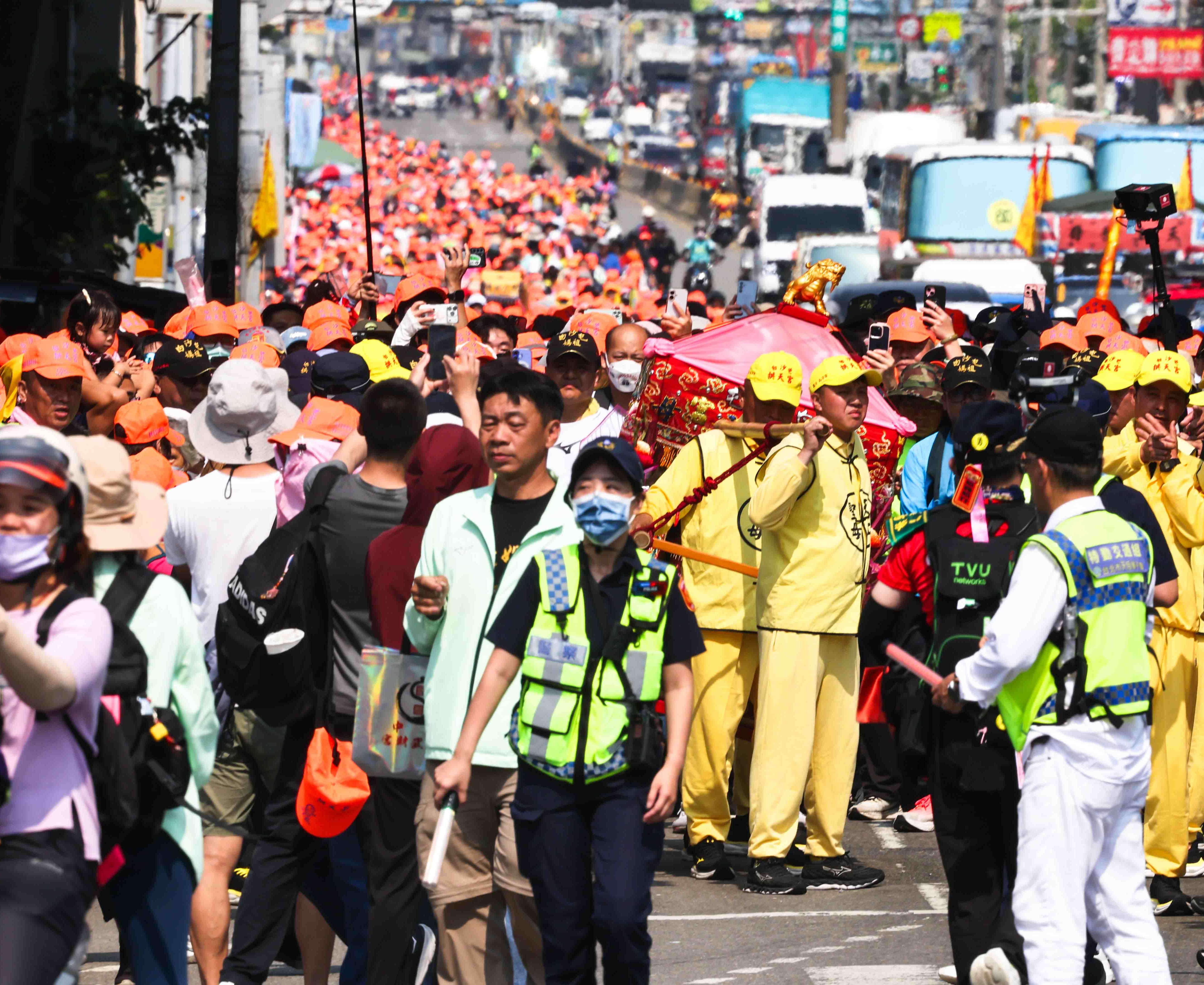 白沙屯》粉紅超跑跨越大度橋進彰化！萬人香燈腳頂烈日隨香，橘色人龍綿延數公里