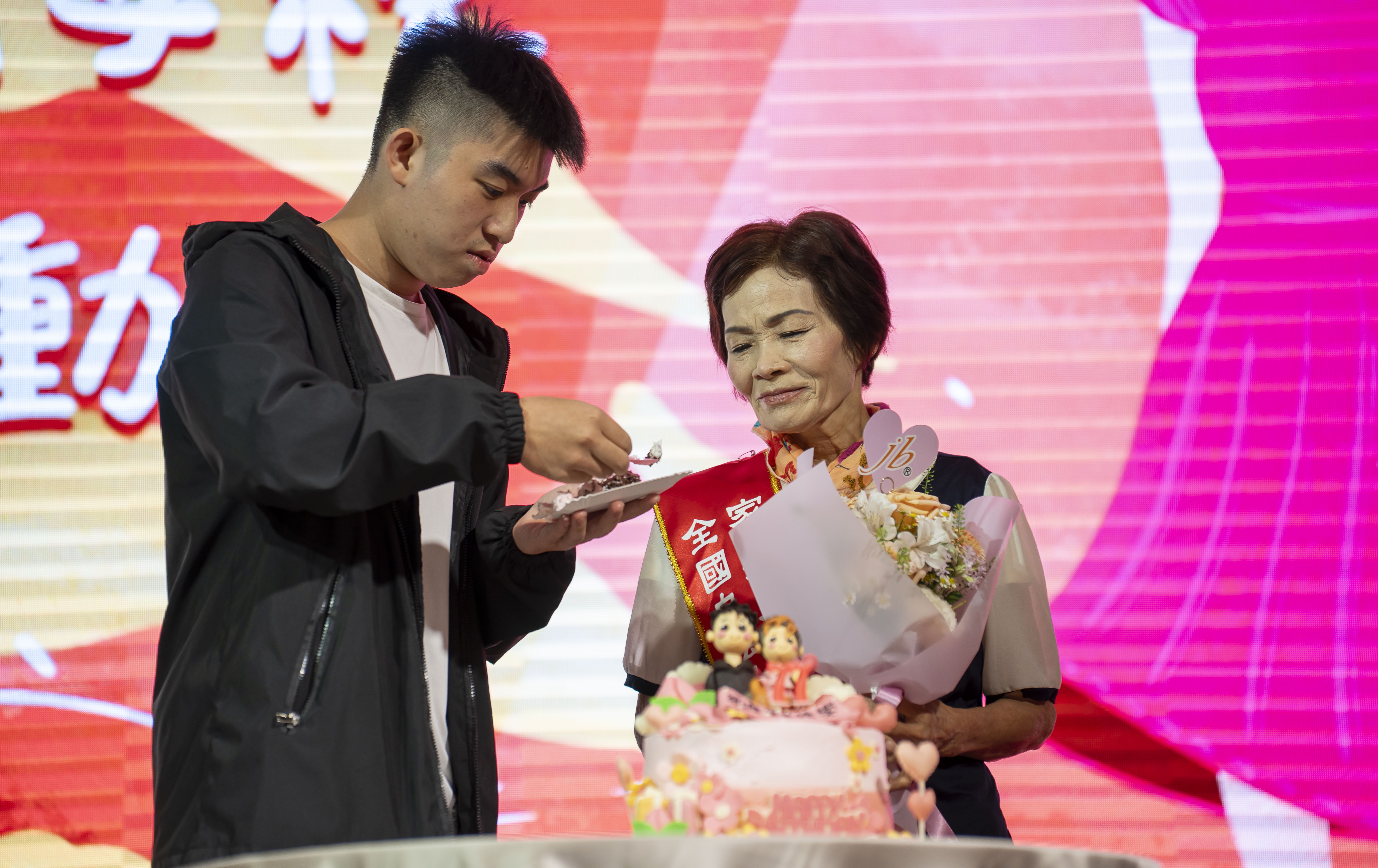 逆境中的芬芳：蔡聿之母調香重生、張江香阿嬤圓夢，家扶表揚23位自強母親