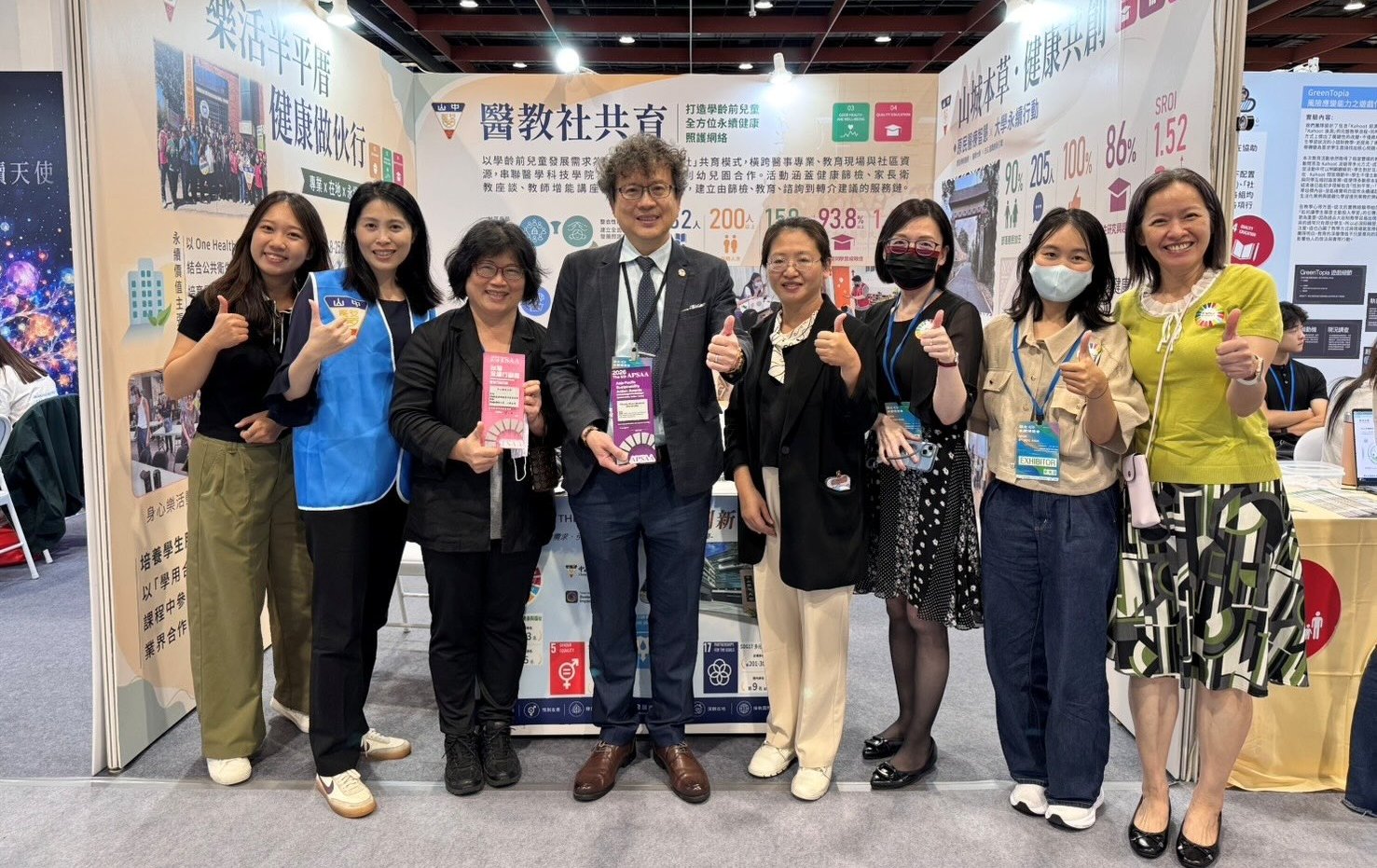 台中》中山醫大奪亞太及台灣永續行動獎兩金一銅，展出跨國醫療與社區照護成果。