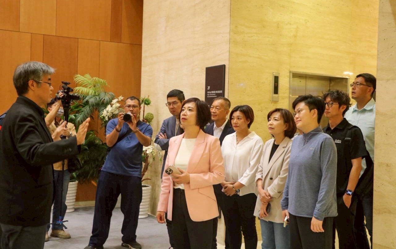 何欣純率團考察高雄世運主場館 盼借鏡「演唱會經濟」為台中打造展演新藍圖