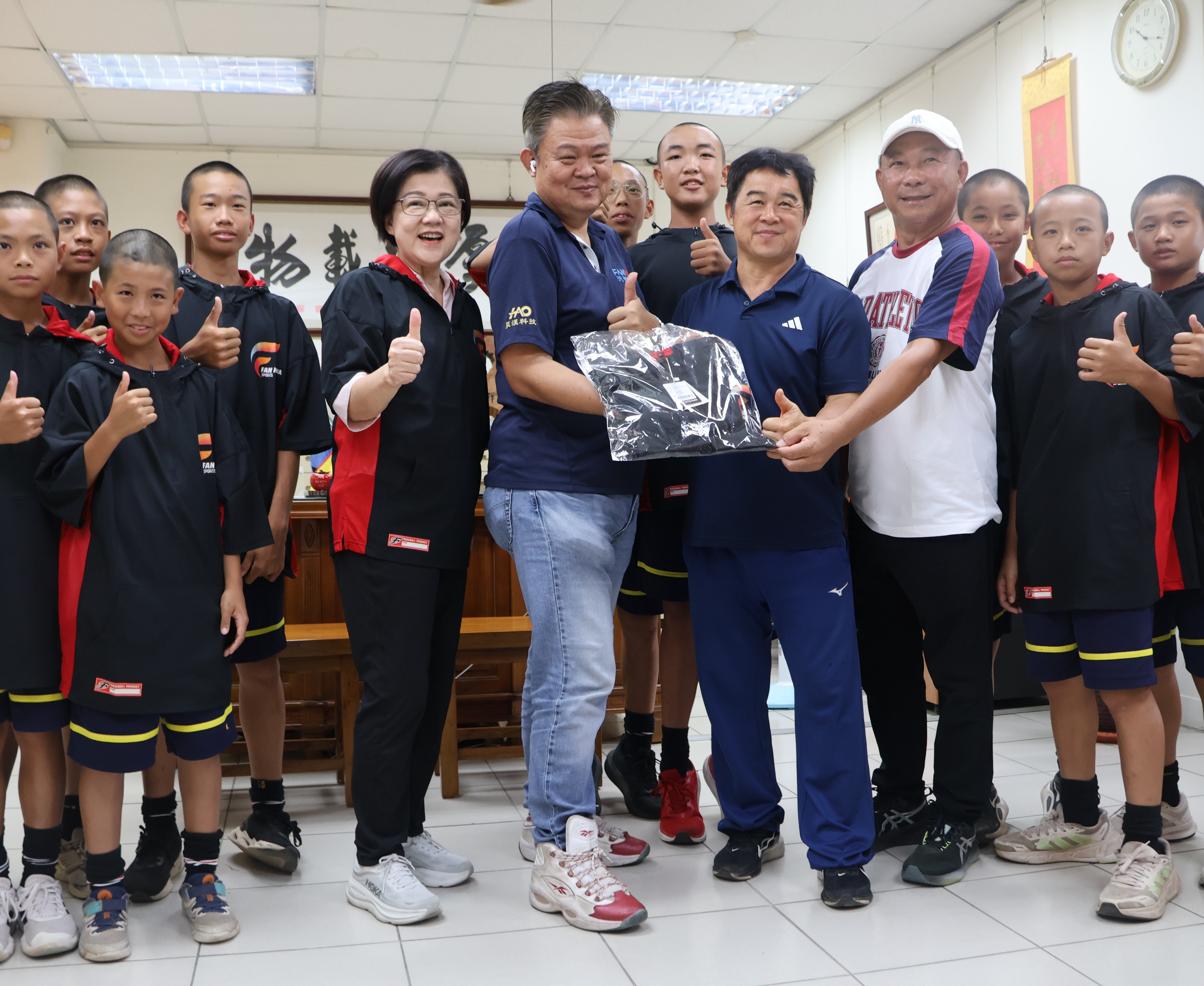 台中》張芬郁偕企業家贈風衣 挹注光復國中棒球隊資源