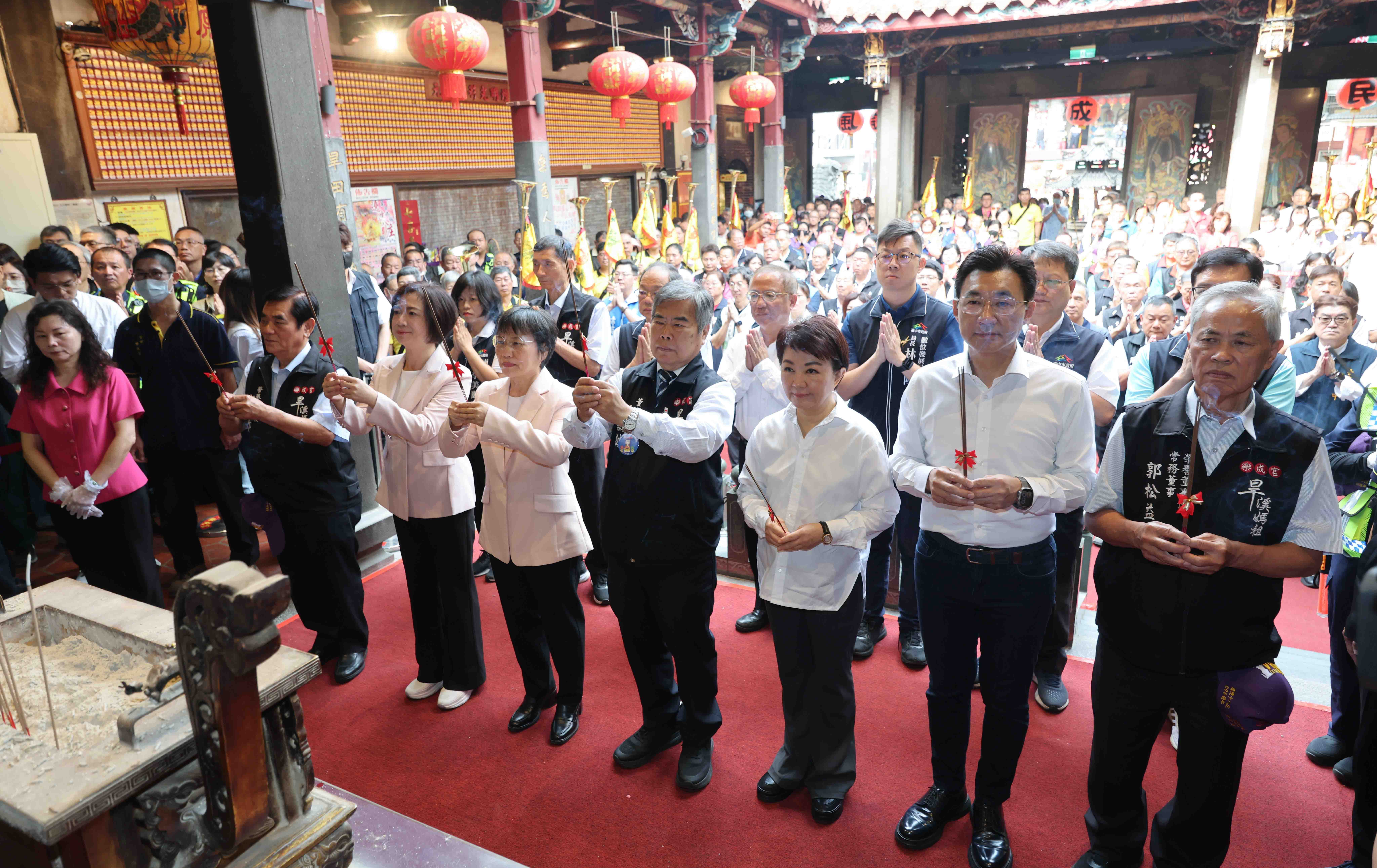 旱溪媽祖遶境十八庄起駕：江啟臣、何欣純同框「比鄰而站」成焦點