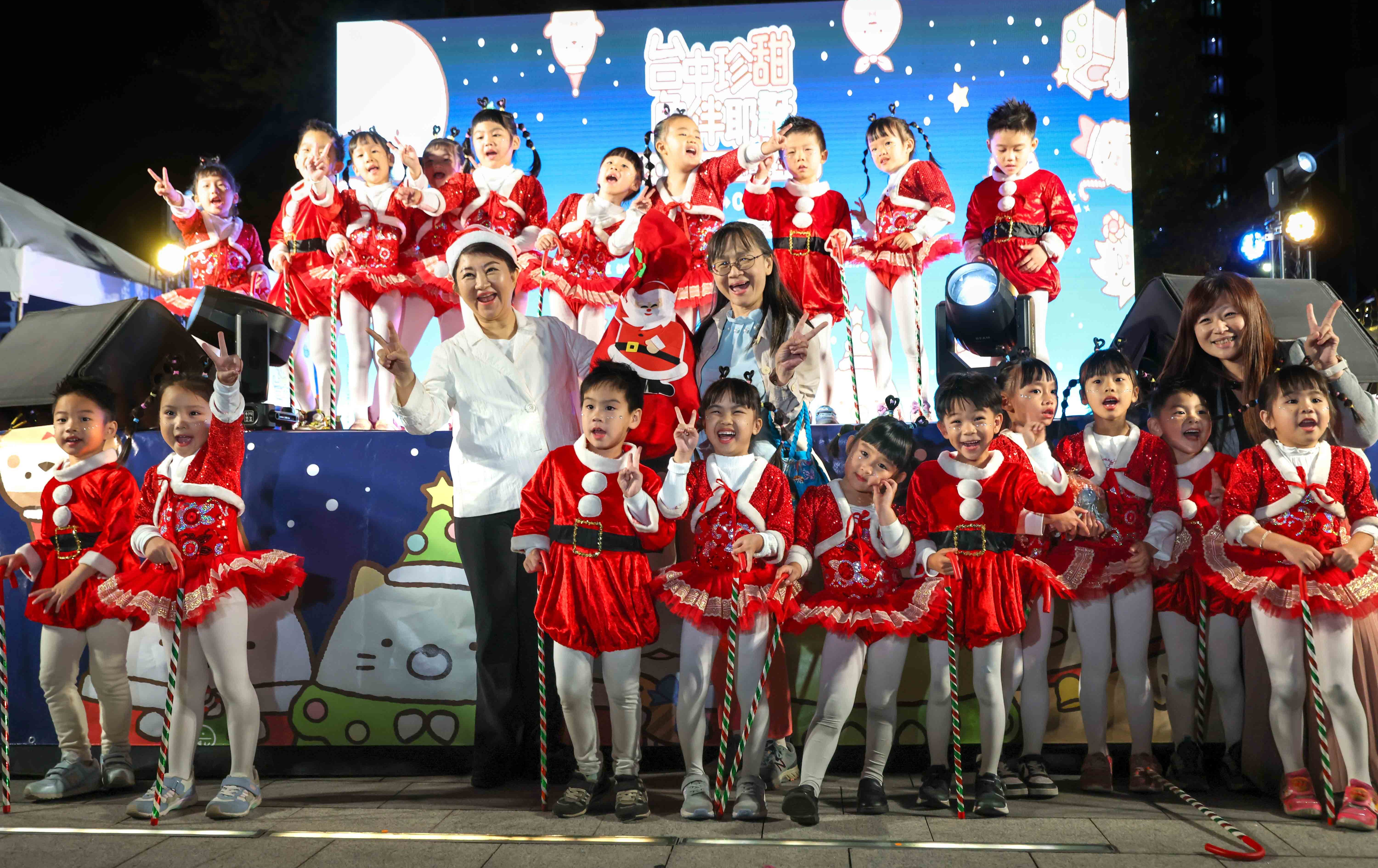 台中耶誕嘉年華點燈登場！《角落小夥伴》主題樹萌翻亮相　燈光水舞秀一路到2025年元旦