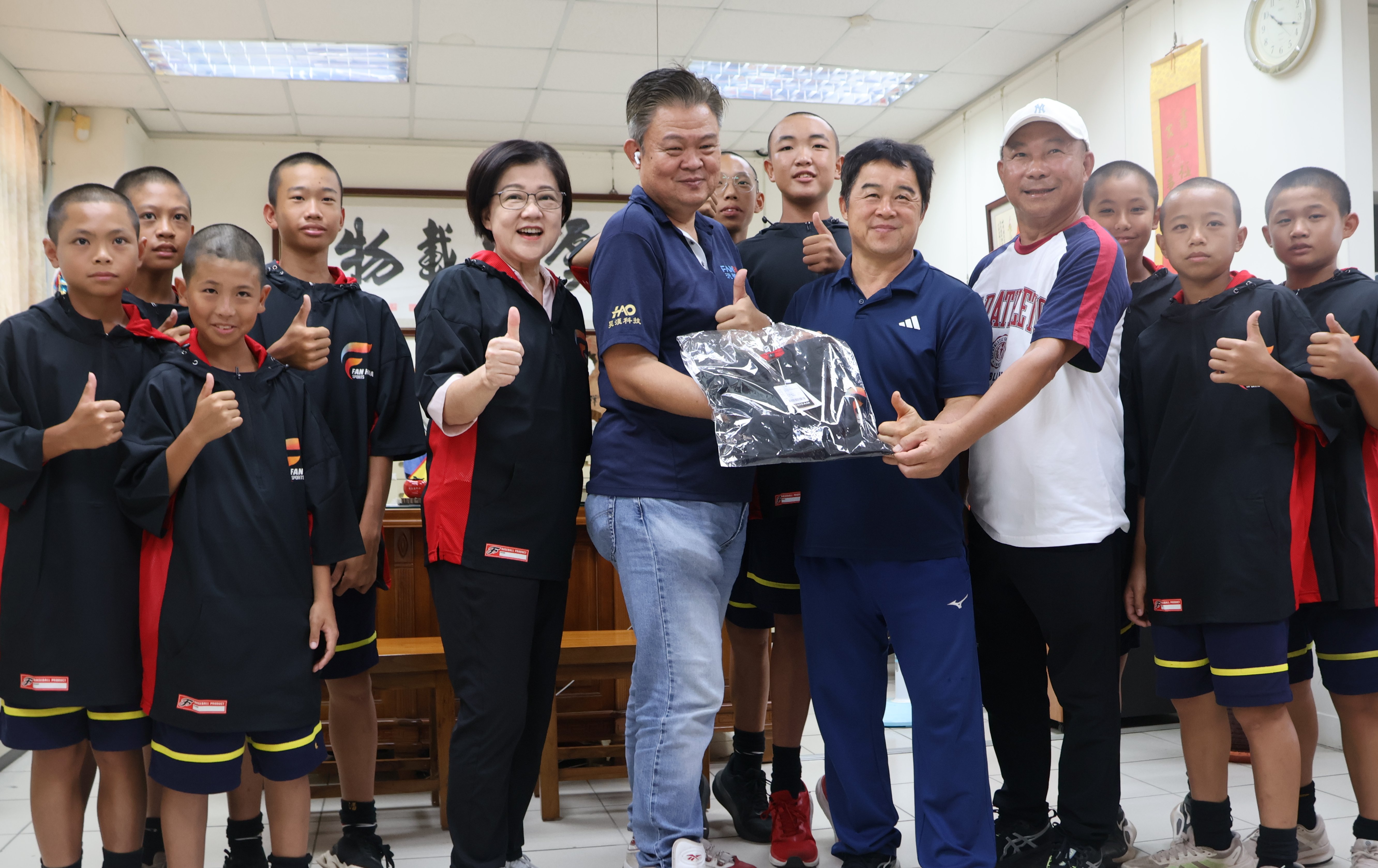 台中》張芬郁偕企業家贈風衣 挹注光復國中棒球隊資源