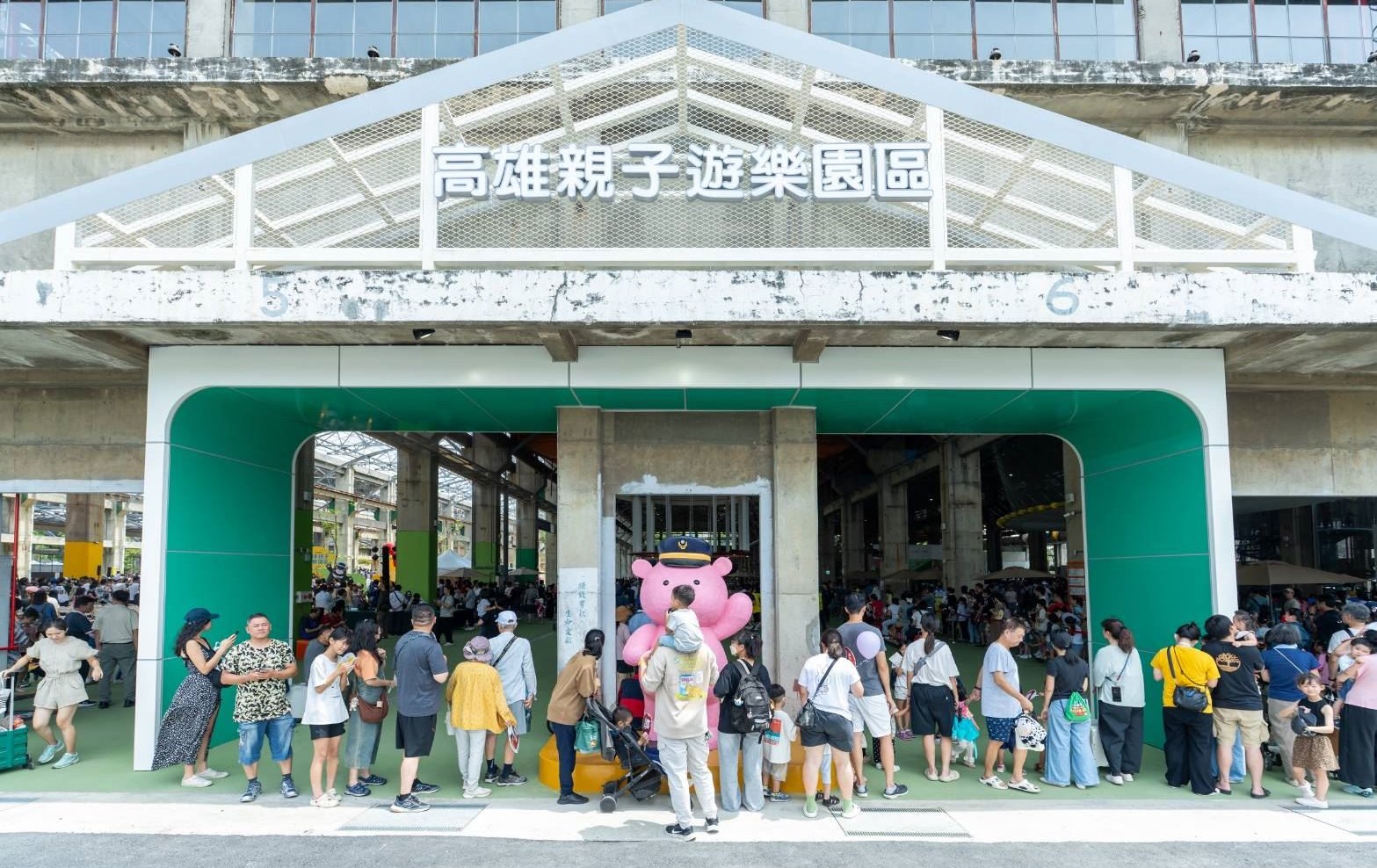 高雄》臺鐵舊機廠轉型 全臺最大「高雄親子遊樂園區」啟幕 首日湧入逾3萬人次