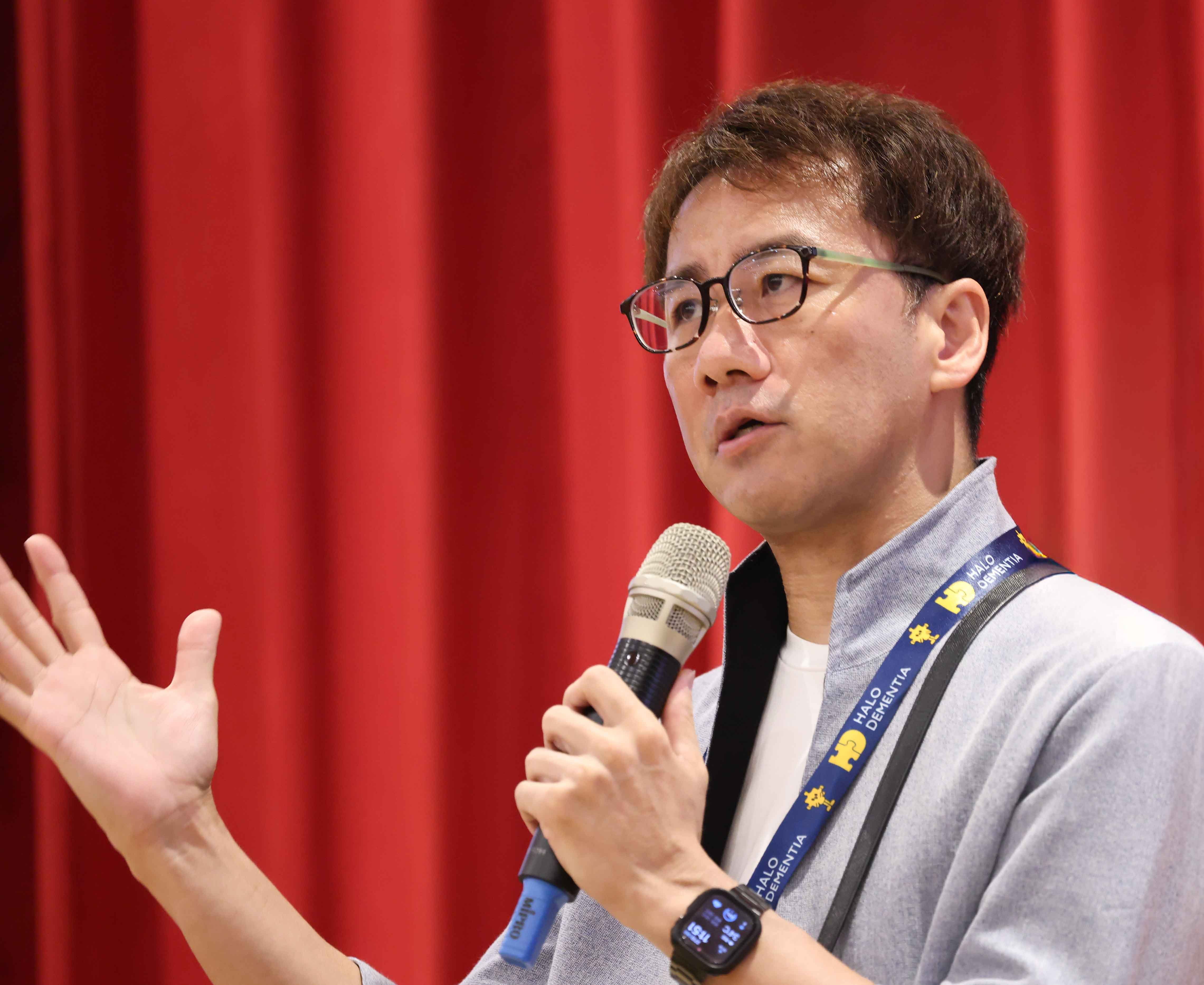 活潑親切打破失智框架！日王牌業務丹野智文抗病13年，靠「第二大腦」獨自來台分享生命淚水