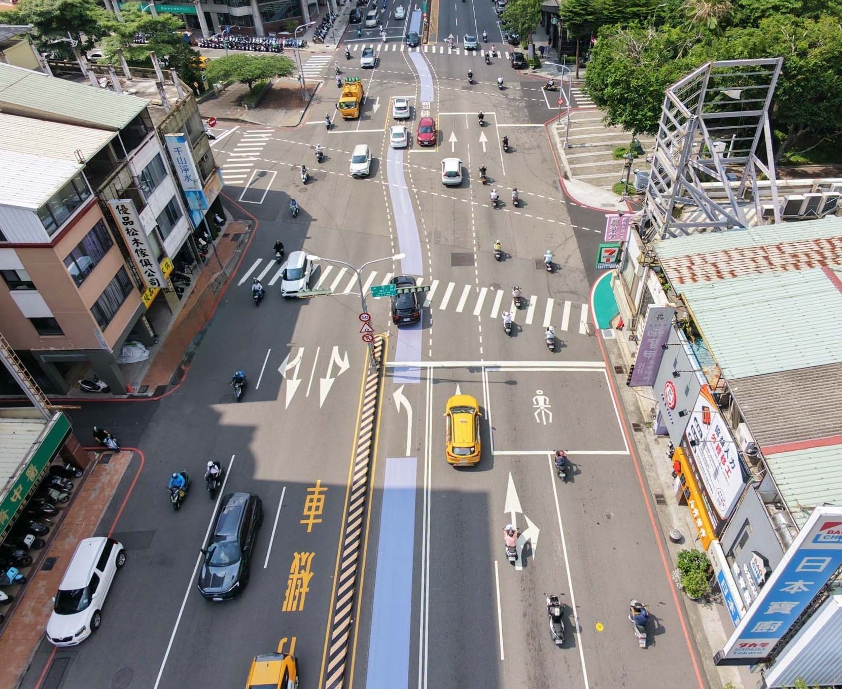 台中》提升路口行車安全 中市交通局於中清太原路口劃設彩色導引標線