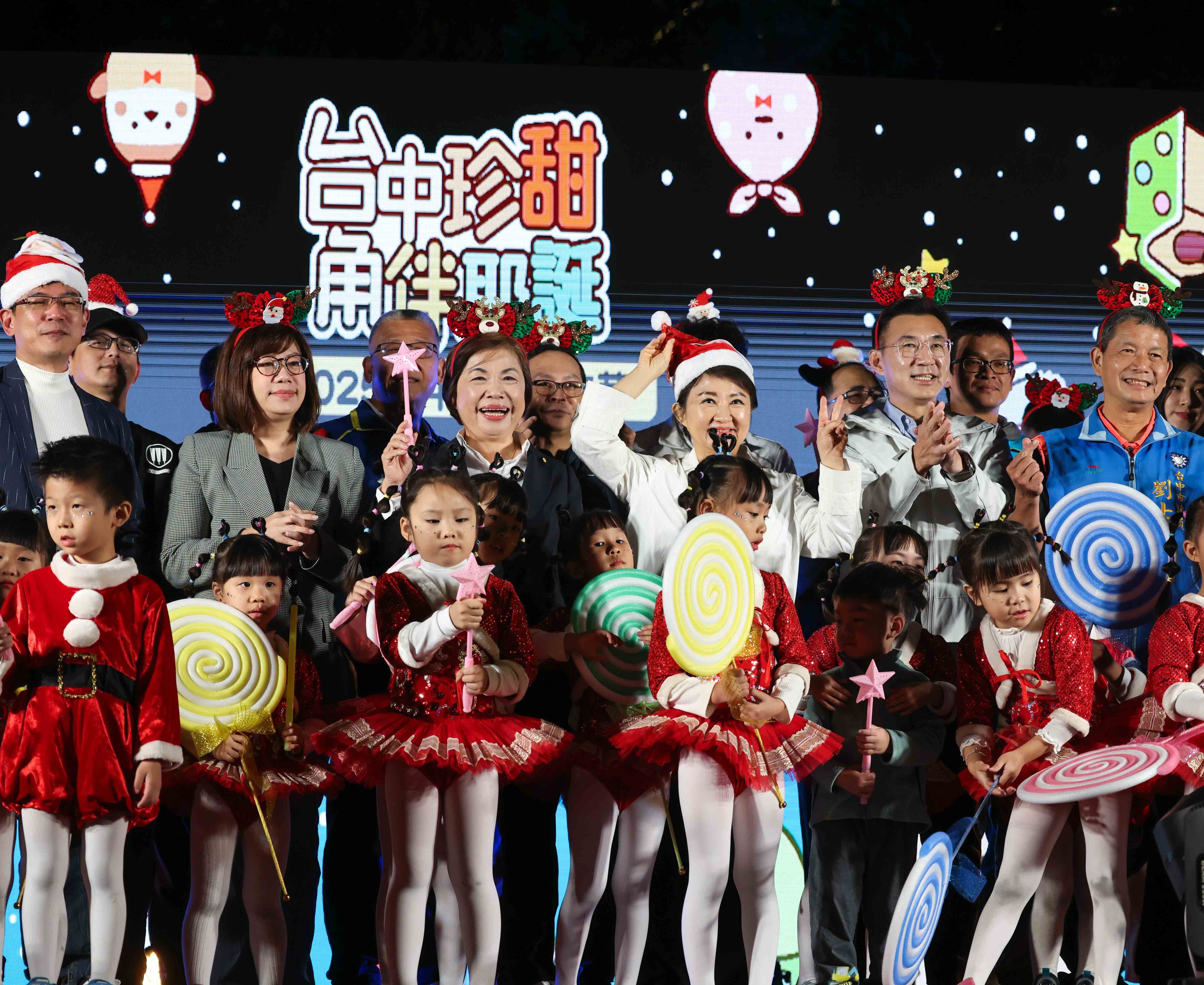 台中耶誕嘉年華點燈登場！《角落小夥伴》主題樹萌翻亮相　燈光水舞秀一路到2025年元旦