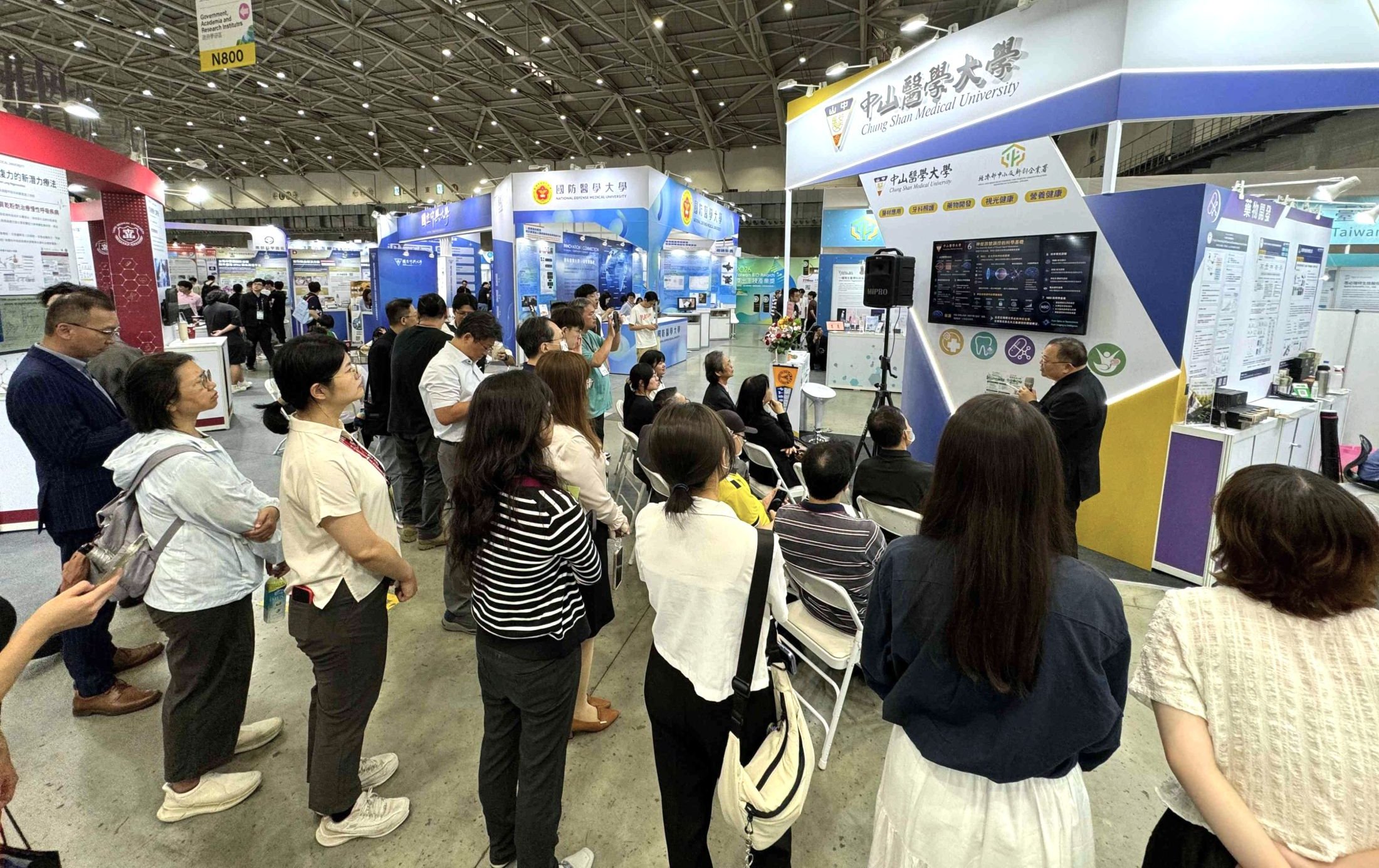 台中》中山醫大攜手新創登陸亞洲生技展 發表「微奈米眼用鏡片」等13項臨床研發技術