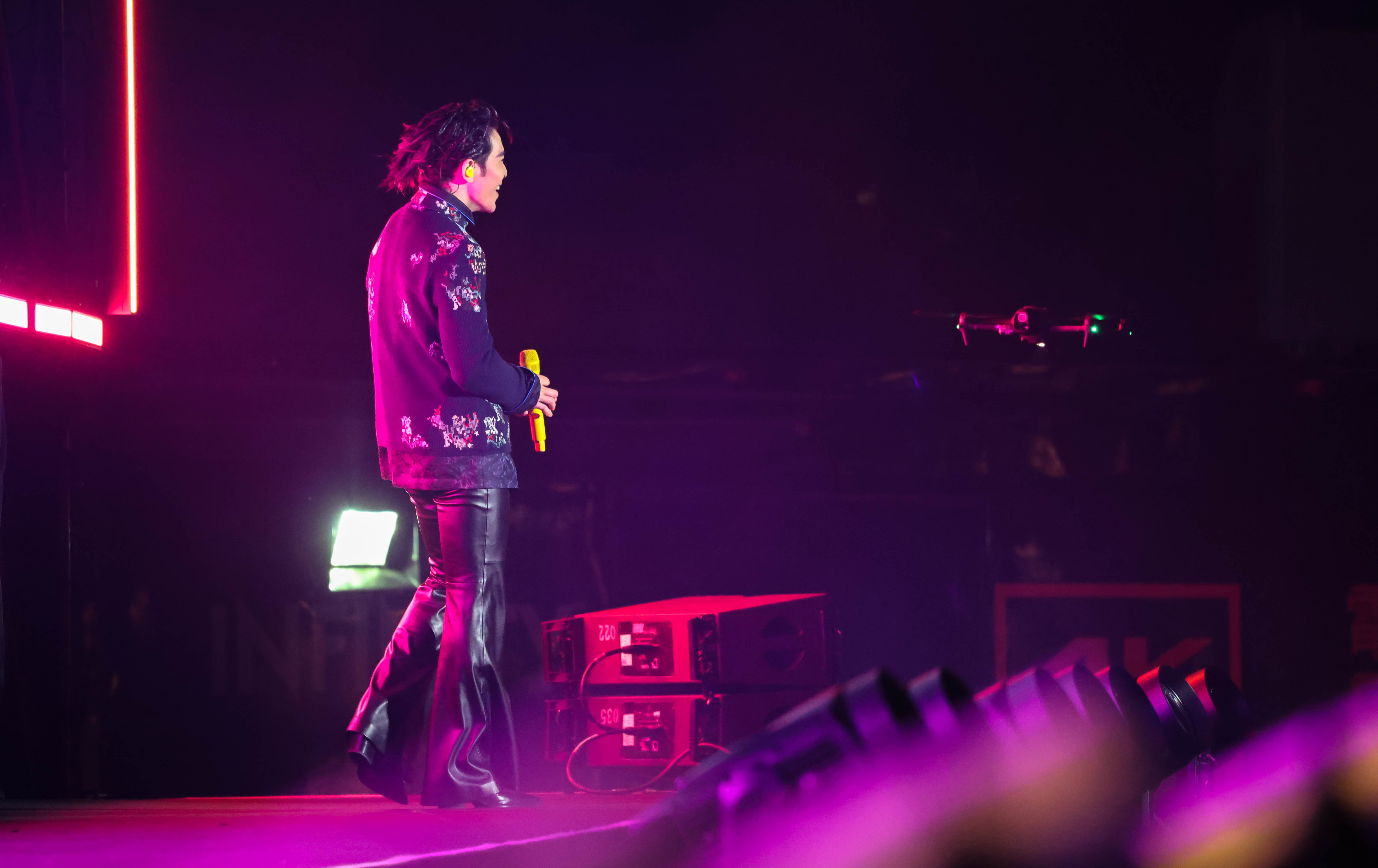 空拍機墜落差點打到蕭敬騰　睽違5年回歸台灣跨年　台中壓軸嗨唱6金曲驚險完美落幕