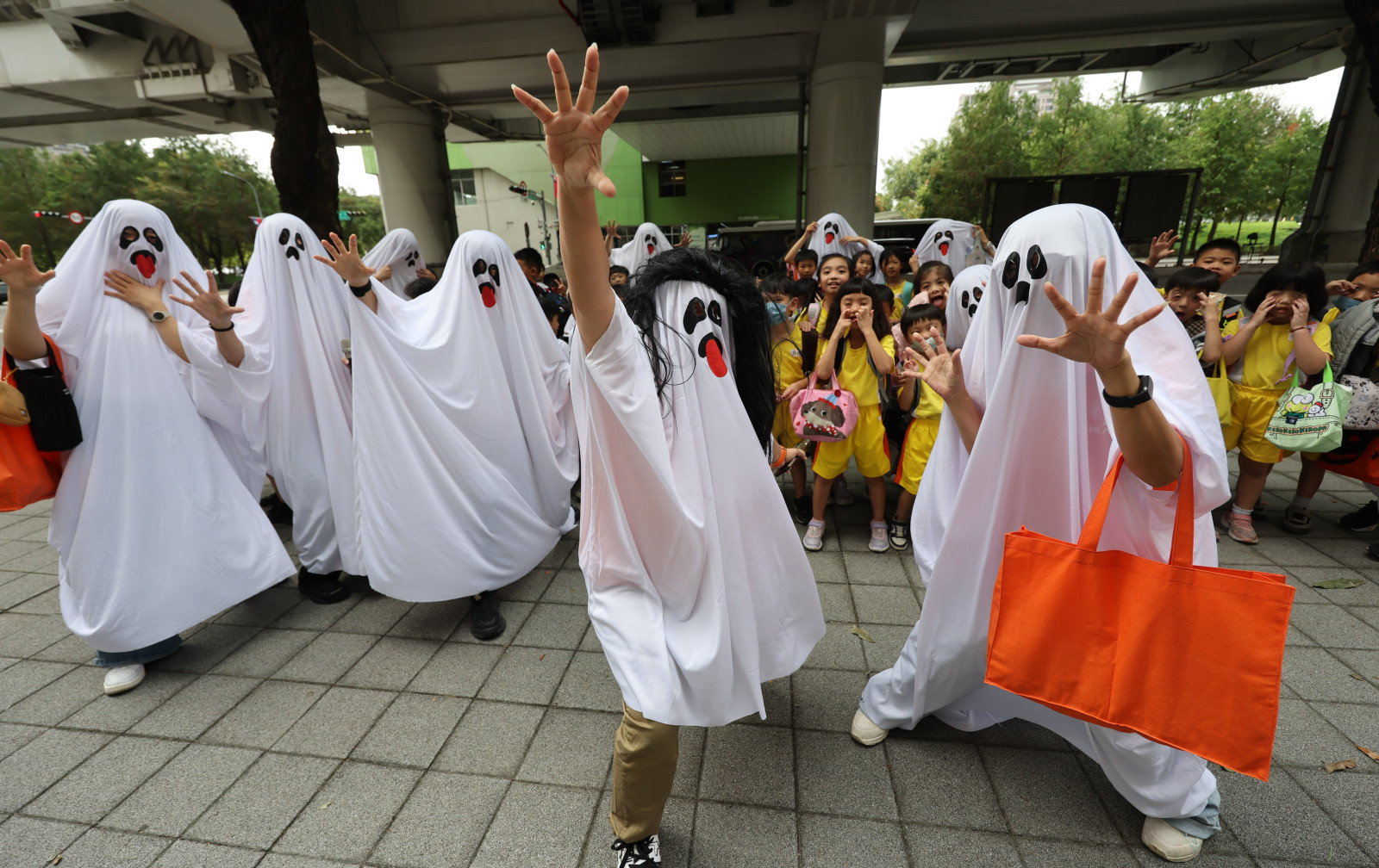 萬聖節將至 安親班老師扮幽靈校門口接放學 沿途互動引學童歡笑