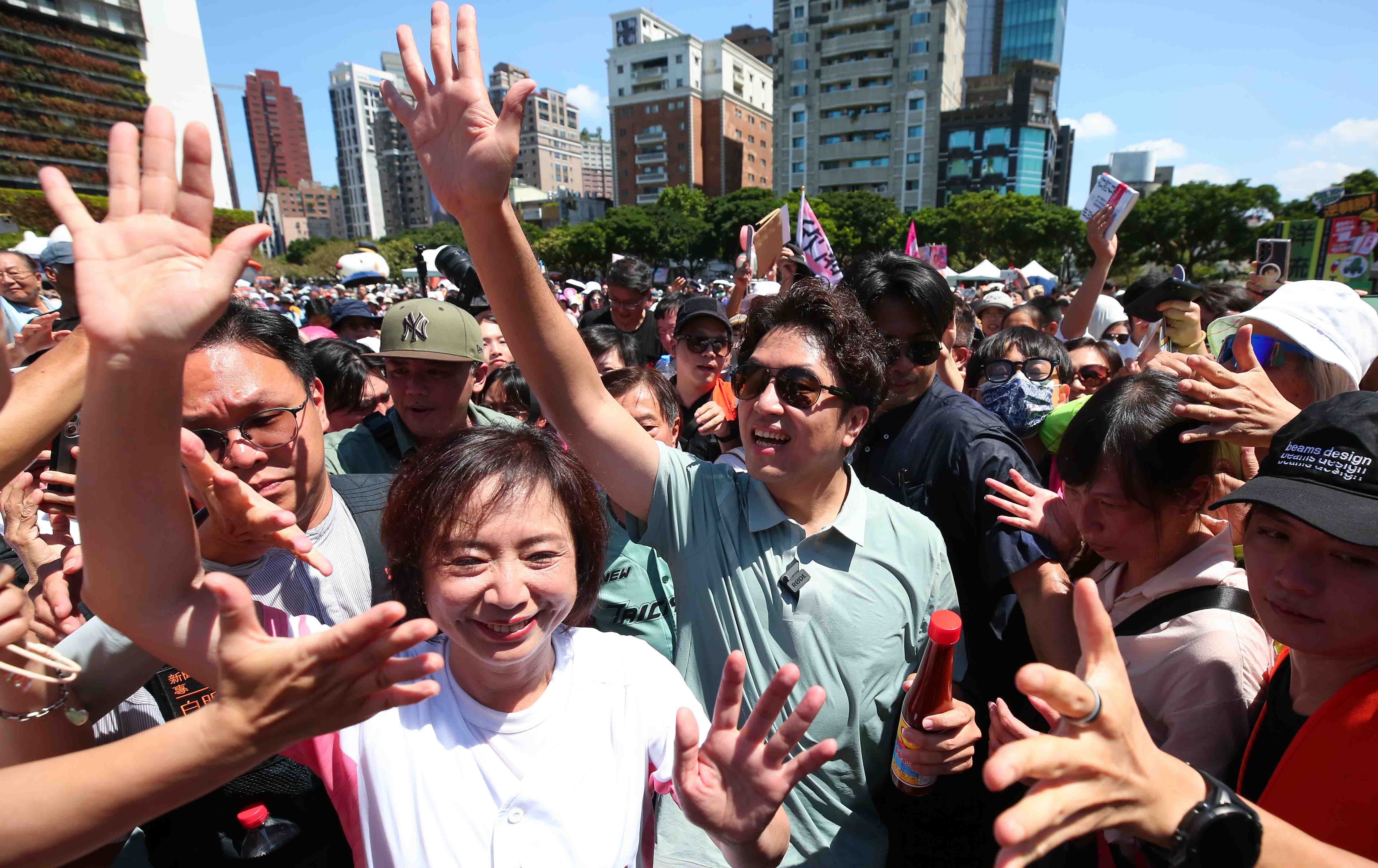 台中》沈伯洋手握東泉辣椒醬合體何欣純 引爆審計新村恐怖人潮走讀慢行