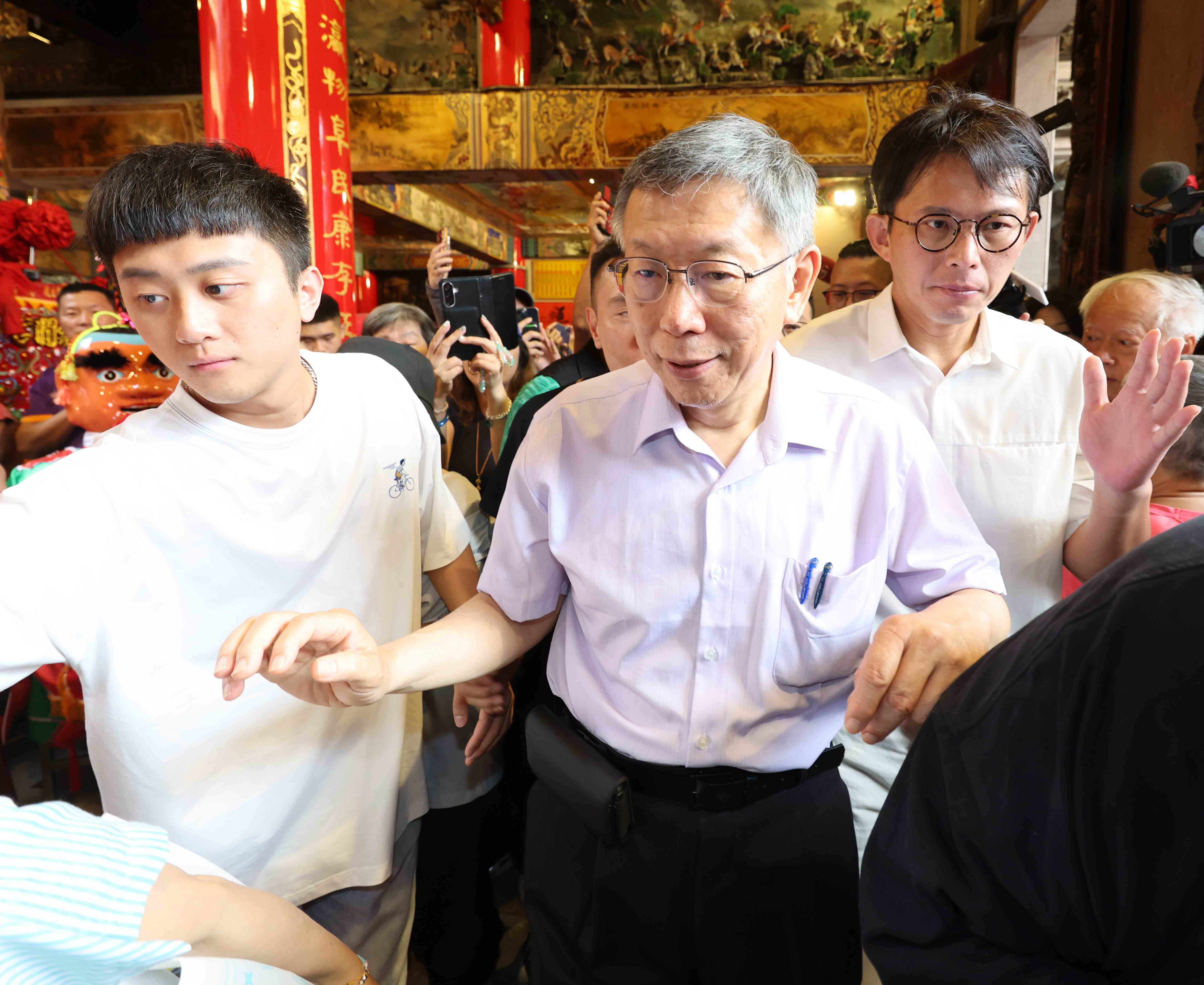 大甲媽祖今晚起駕！60萬人潮預計湧入 柯文哲、黃國昌現身參拜「闢室密談」