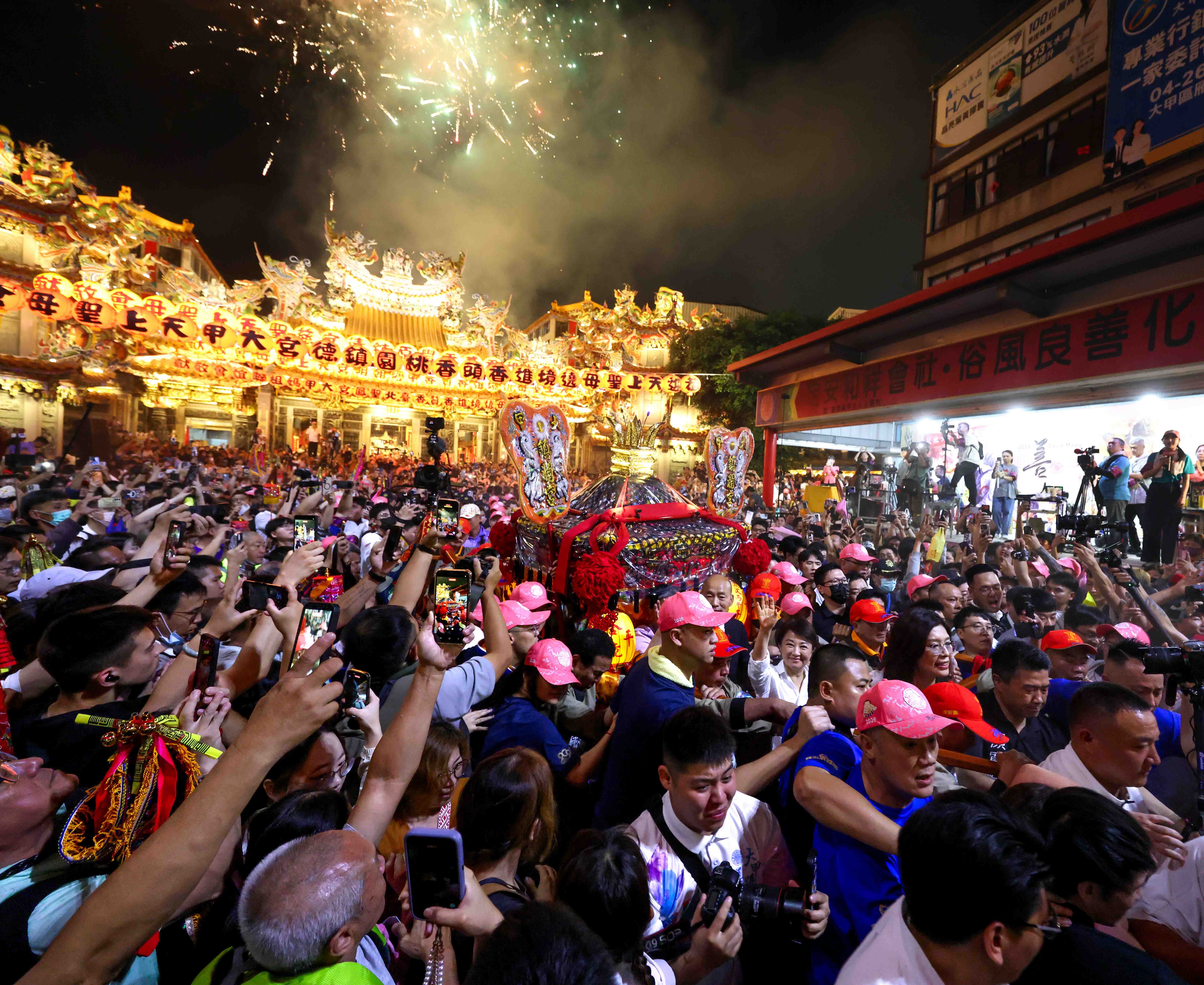 大甲媽起駕！逾60萬信眾湧入鎮瀾宮 展開9天8夜遶境進香之旅