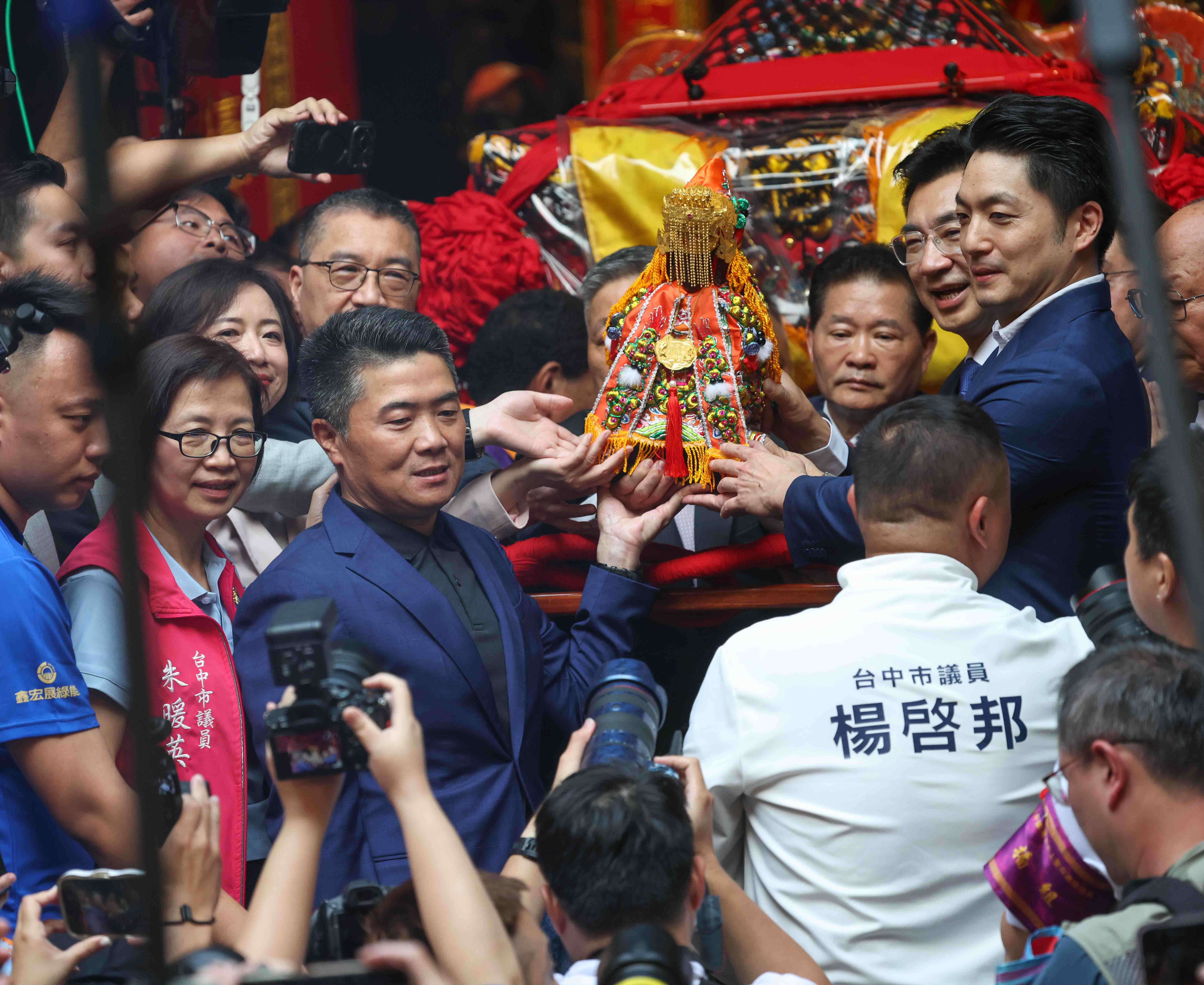 大甲媽遶境起駕！政壇大咖跨黨派齊聚鎮瀾宮 蔣萬安感性讚「台灣最美風景」