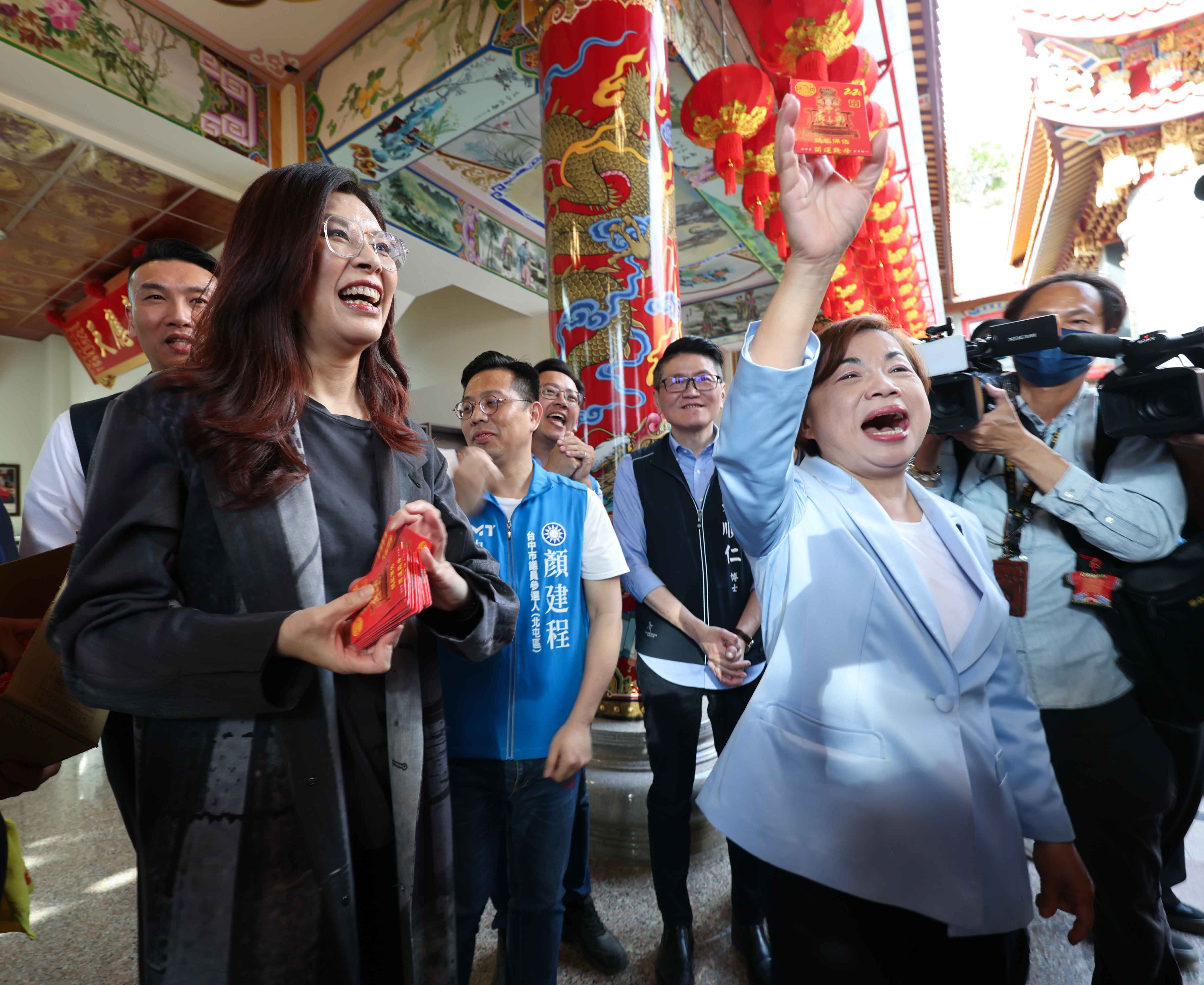 合體楊瓊瓔避談初選！鄭麗文北屯參香 讚盧秀燕政績：台中必提最優人選