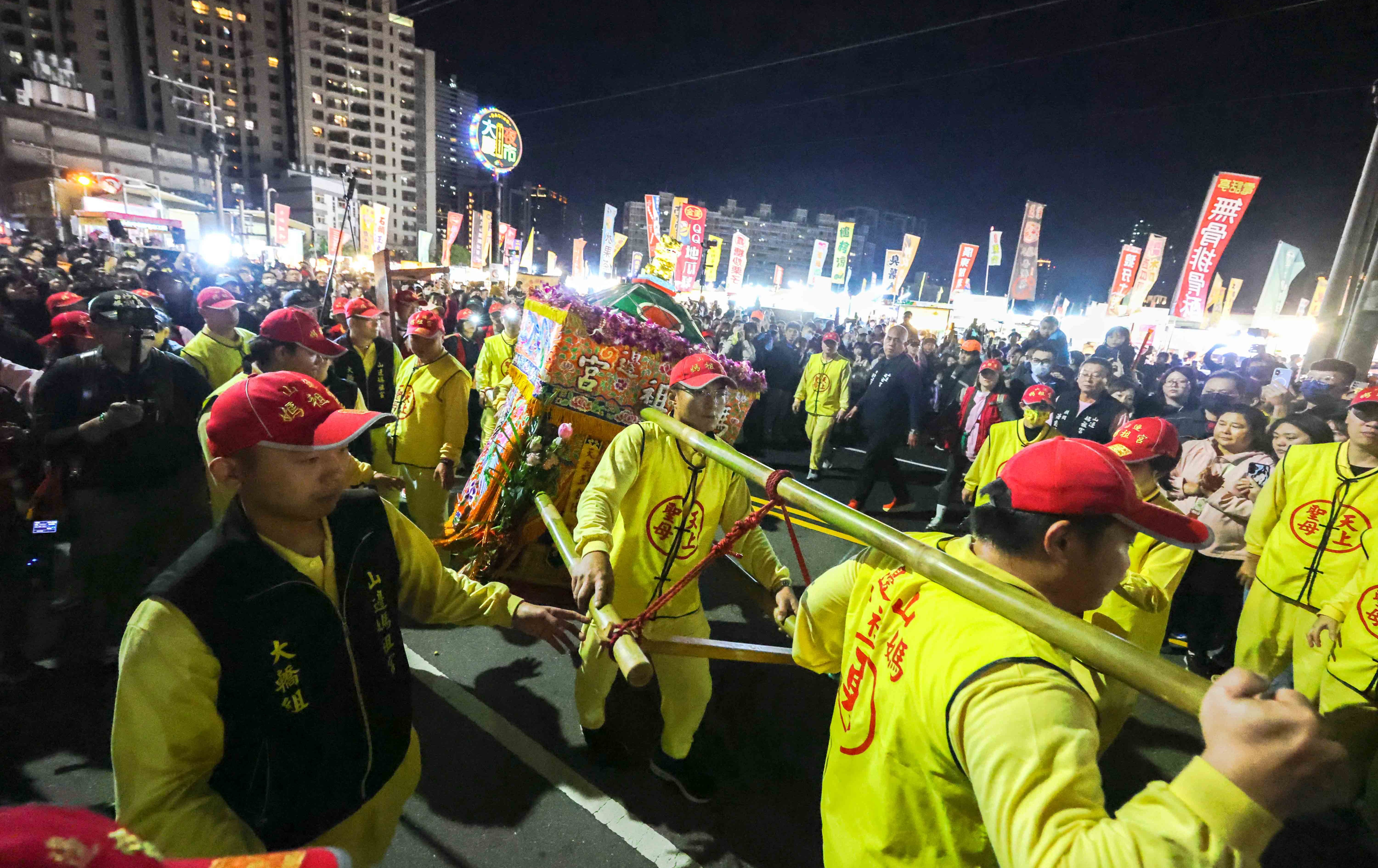 三后齊聚大慶夜市！山邊媽、旱溪媽、大庄媽跨界巡安，台中掀起「女神」追隨熱潮