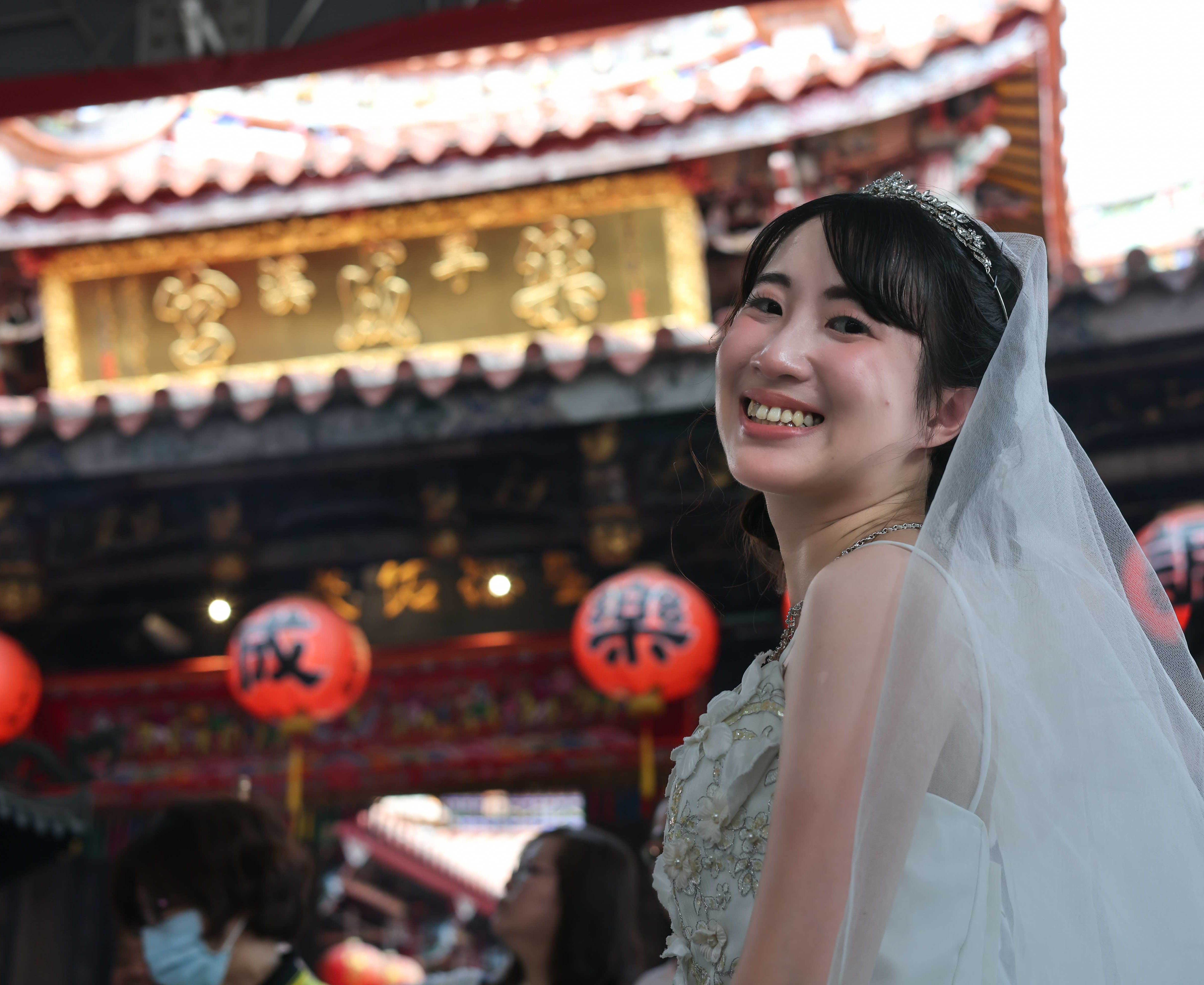 兩百年古蹟見證真愛！台中樂成宮集體婚禮盛大登場  新人甜甜互動閃瞎全場