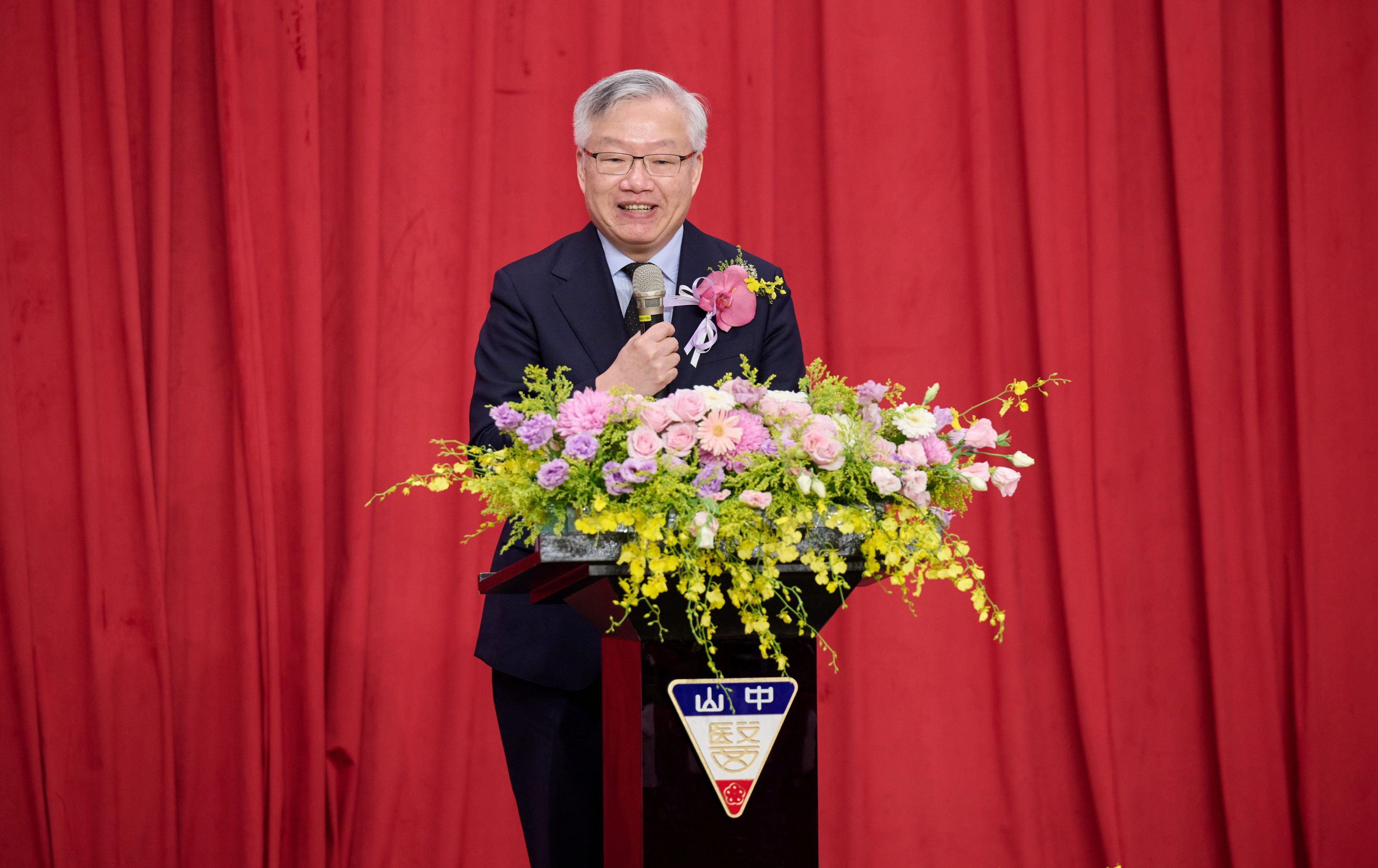 台中》中山醫學大學第16屆校長交接 林俊哲接任提出五大治校方向