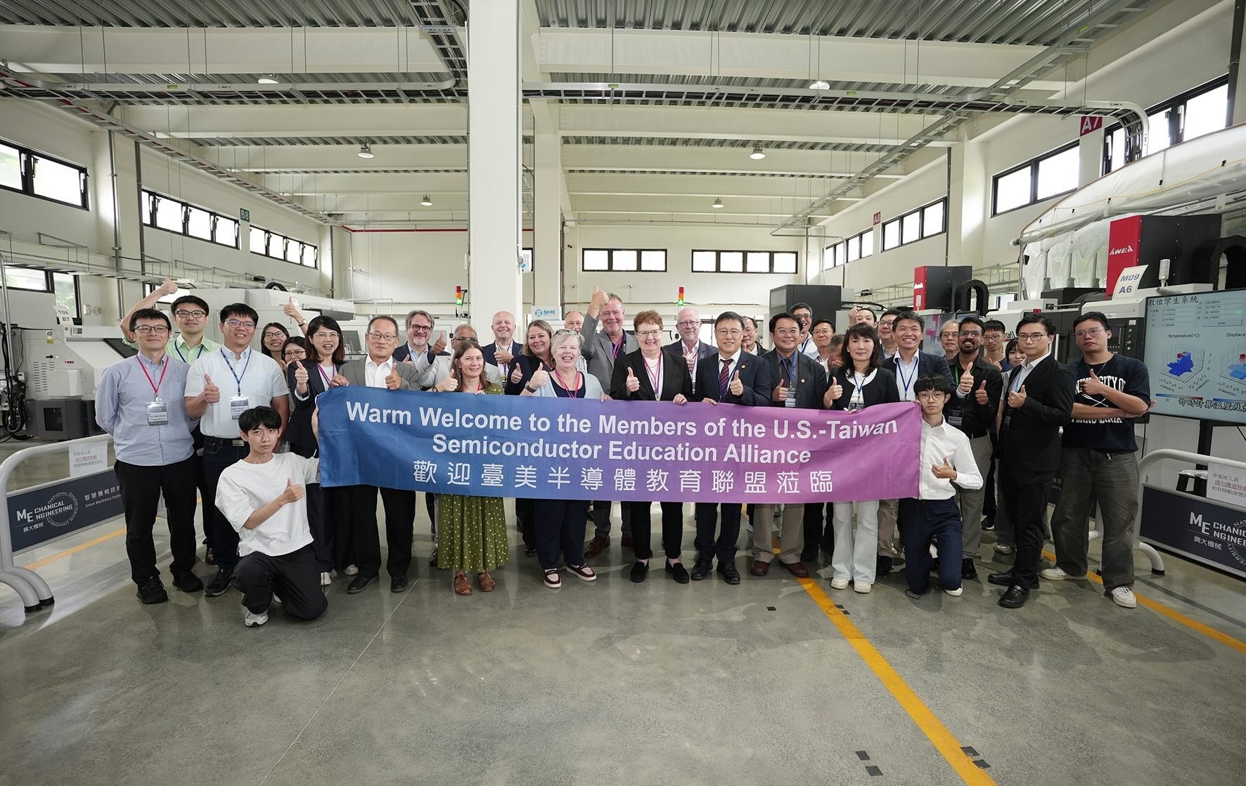 台中》AASCU美國大學訪團盛讚！興大展現AI智慧硬實力 5G產線「AI機器狗」成吸睛焦點