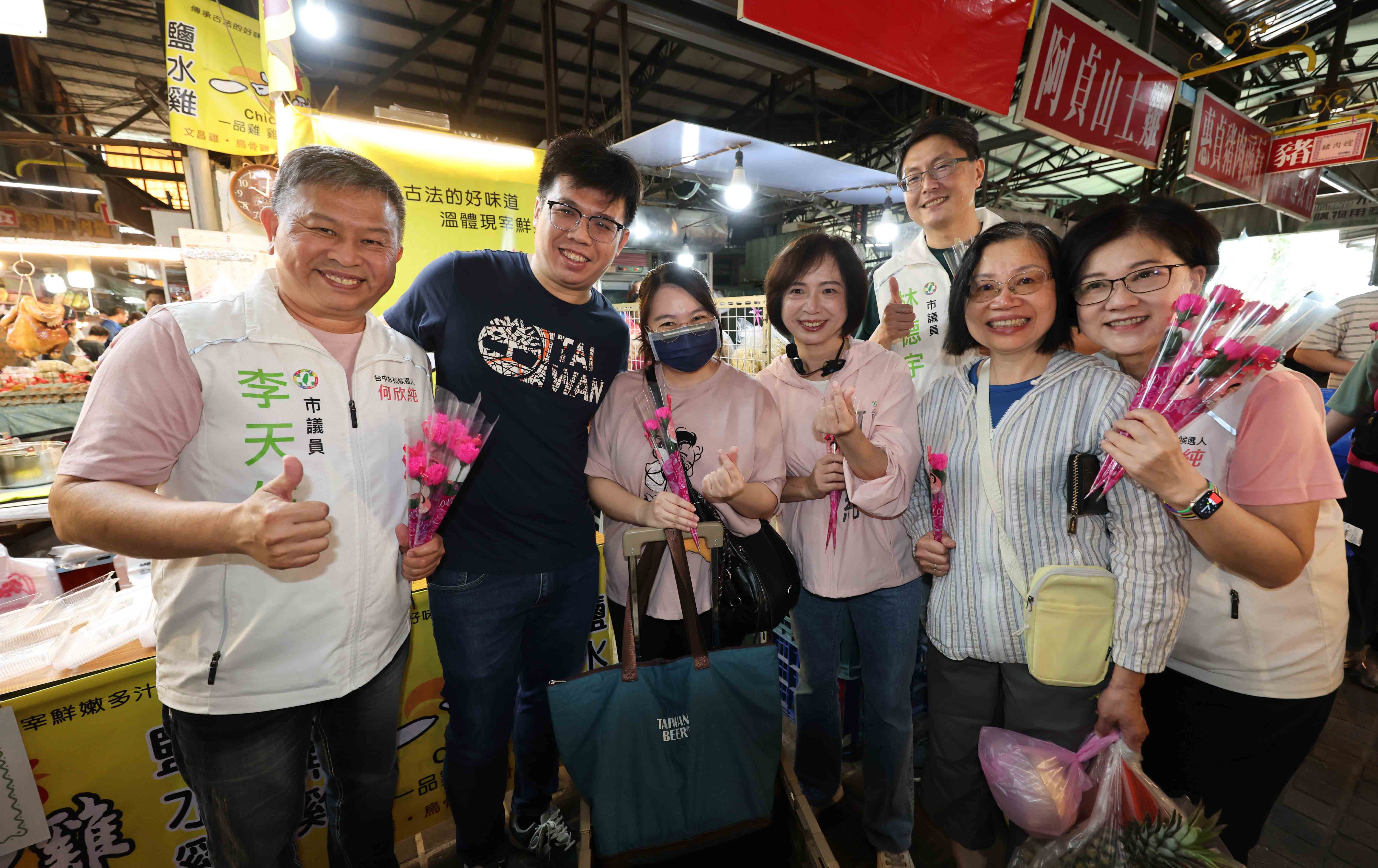 「媽媽我愛妳！」何欣純霧峰市場獻花，加碼「6欣政見」要做全台中女性最強神隊友