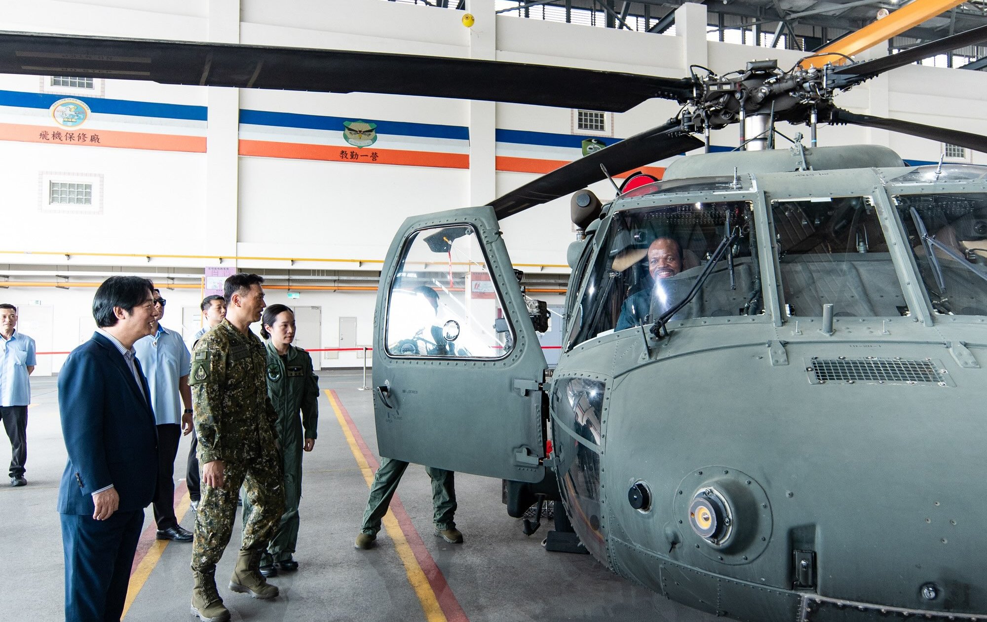 賴清德陪同史瓦帝尼國王參訪陸軍飛訓部 盼深化兩國軍事與軍援合作