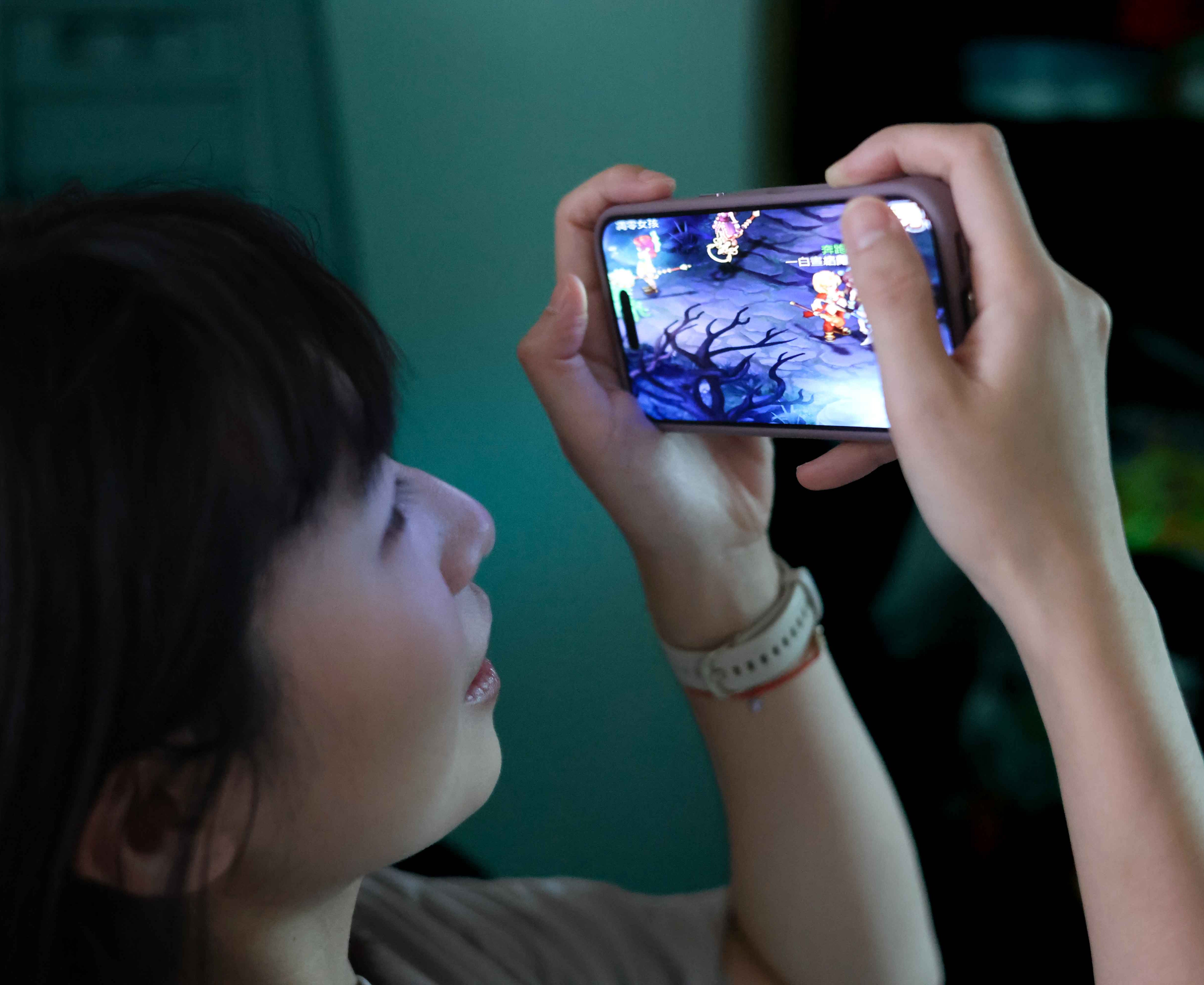 青少年深夜上網非單純成癮 中榮研究：深夜使用、睡眠障礙與憂鬱呈高關聯