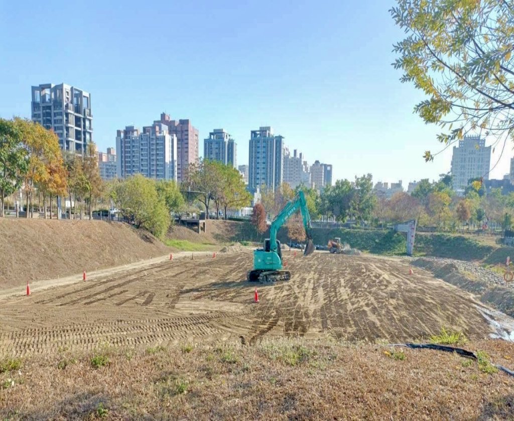 橋下空地變身少棒基地！ 霧峰丁台棒球場農曆年前啟用