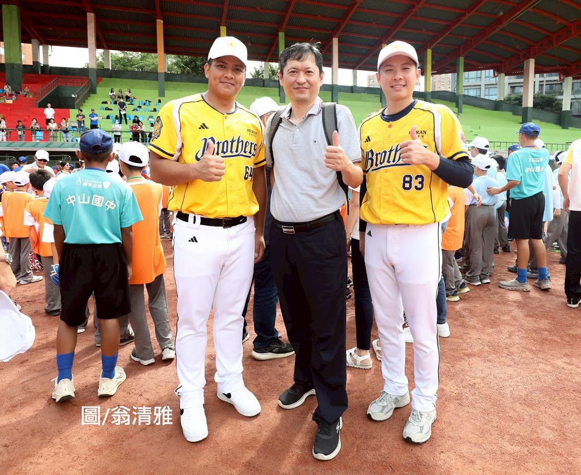 教育部次長張廖萬堅創辦陽光棒球夏令營