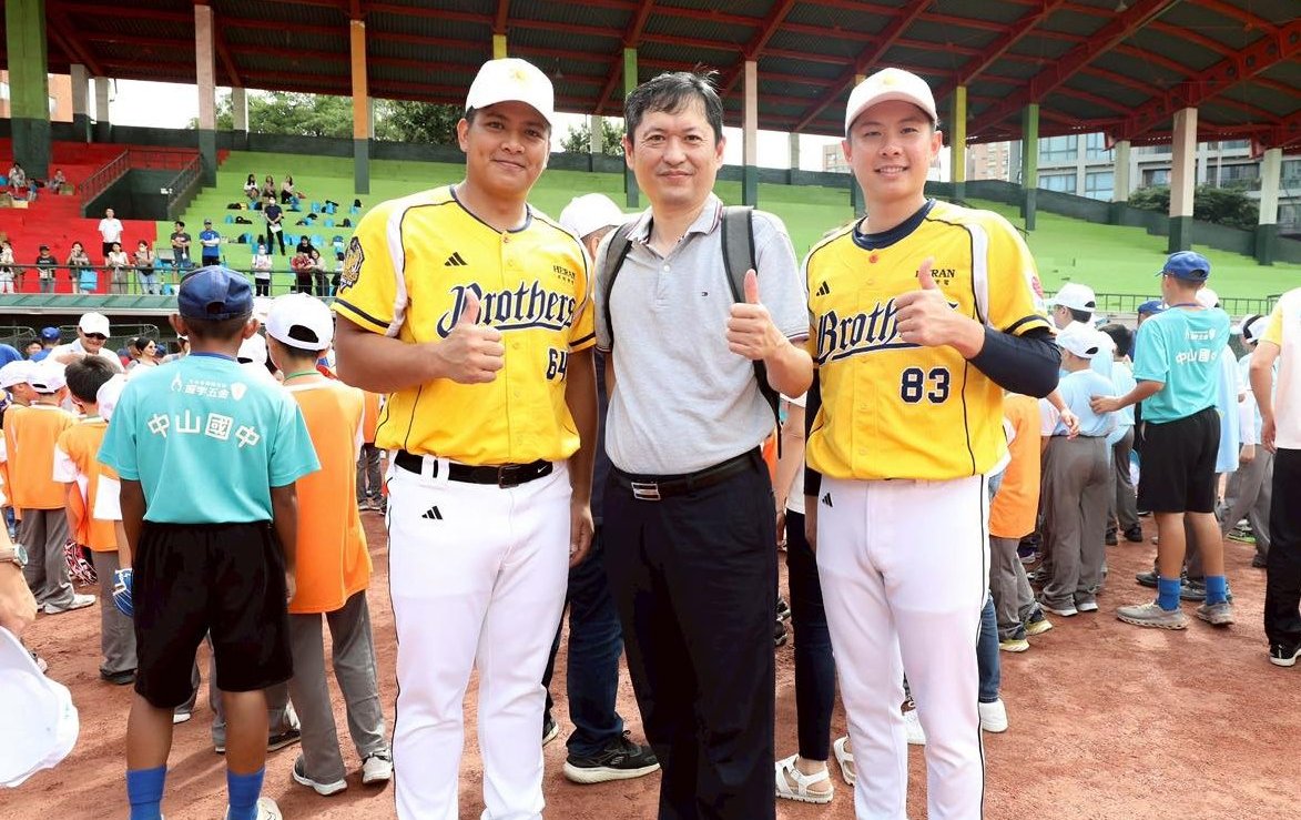 教育部次長張廖萬堅創辦陽光棒球夏令營