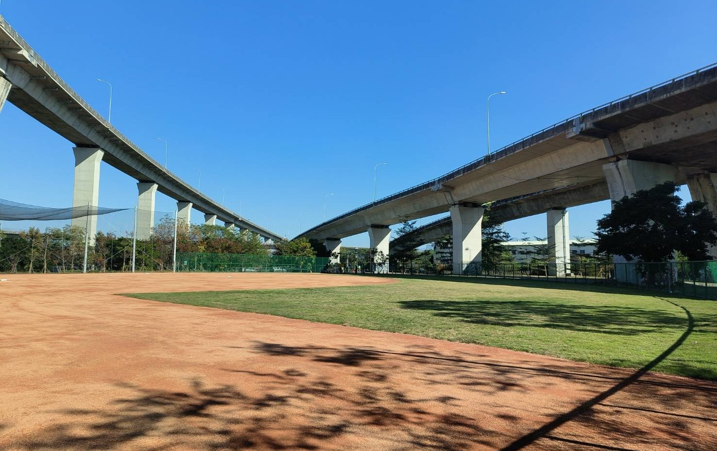 橋下空地變身少棒基地！ 霧峰丁台棒球場農曆年前啟用