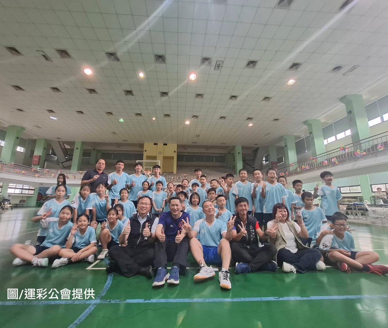 開心揮拍夢想起飛　！運彩公會支持大勇國小羽球隊