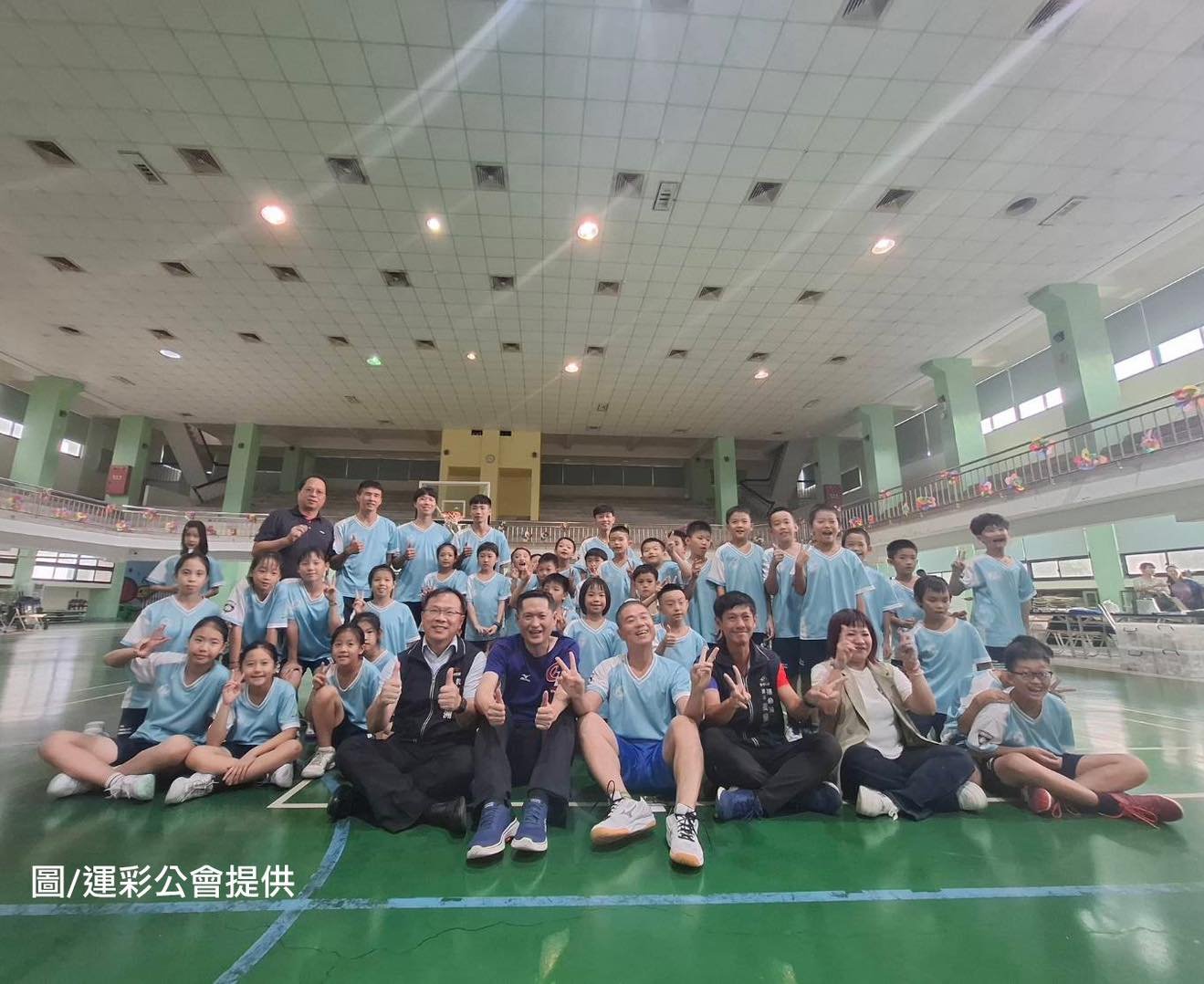 開心揮拍夢想起飛　！運彩公會支持大勇國小羽球隊