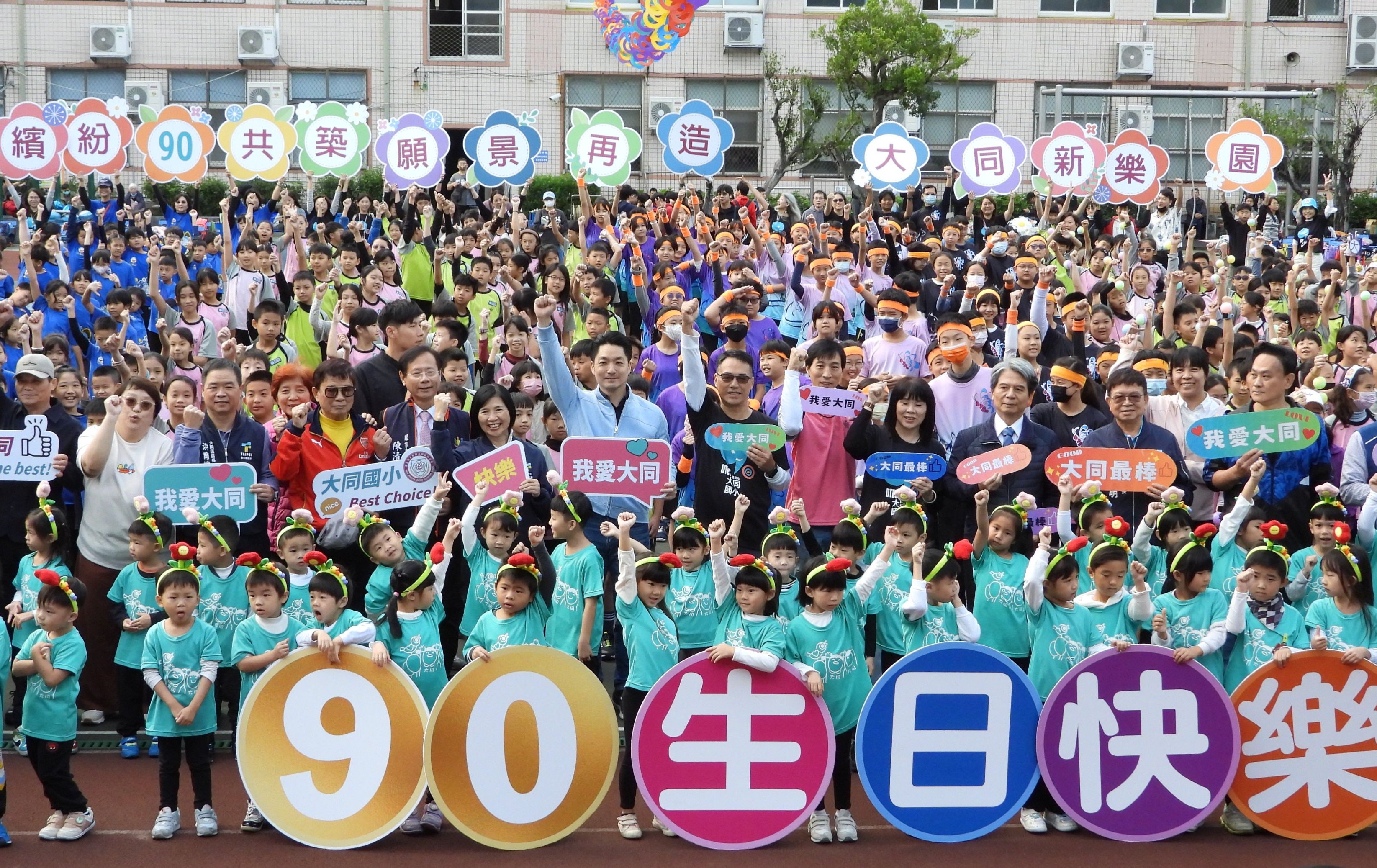 蔣萬安連趕校慶送大禮！北市三校齊迎週年 宣布「國中鮮奶免費喝」
