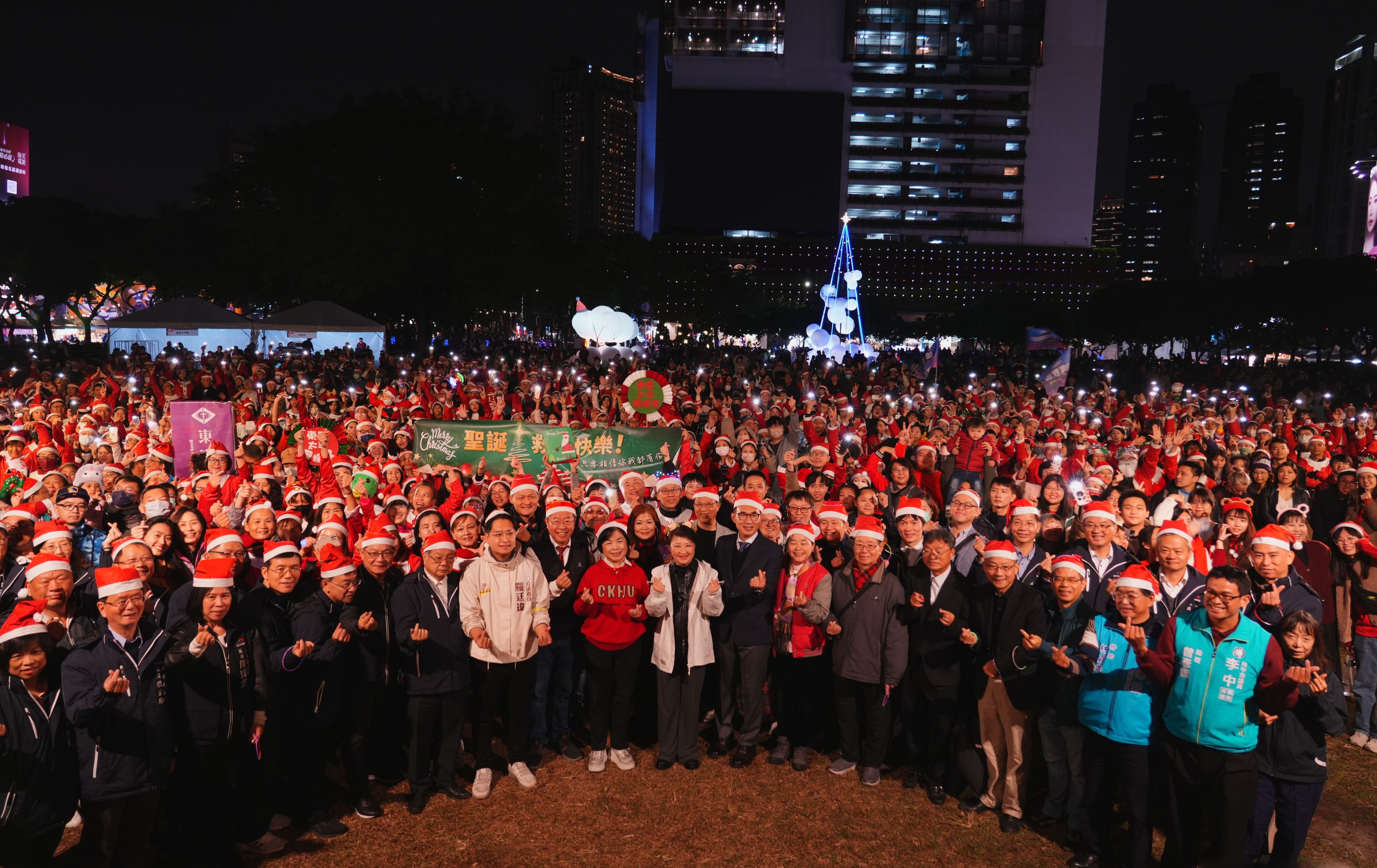 1088位聖誕老人現身台中！市民廣場「聖誕野餐日」今揭幕 踩踏發電點亮9米主燈