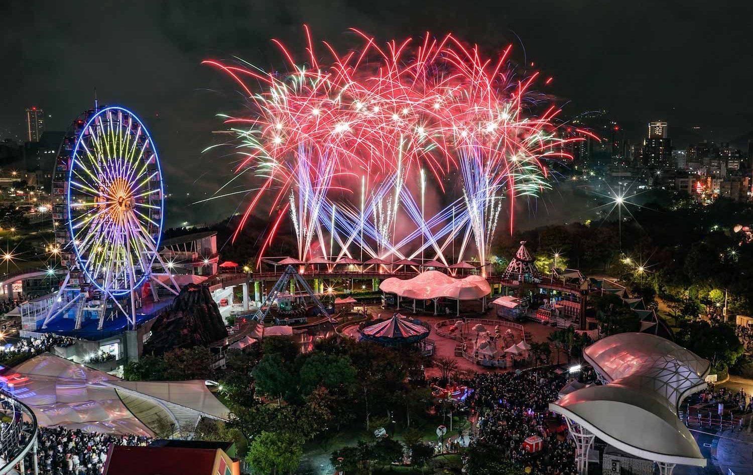 煙火無人機點亮星空！ 兒童新樂園「兩地三場」跨年秀嗨翻2026