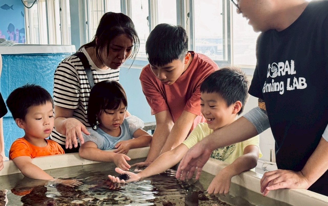 寒冬裡的海洋生命力 走進貢寮直擊超萌「九孔寶寶」