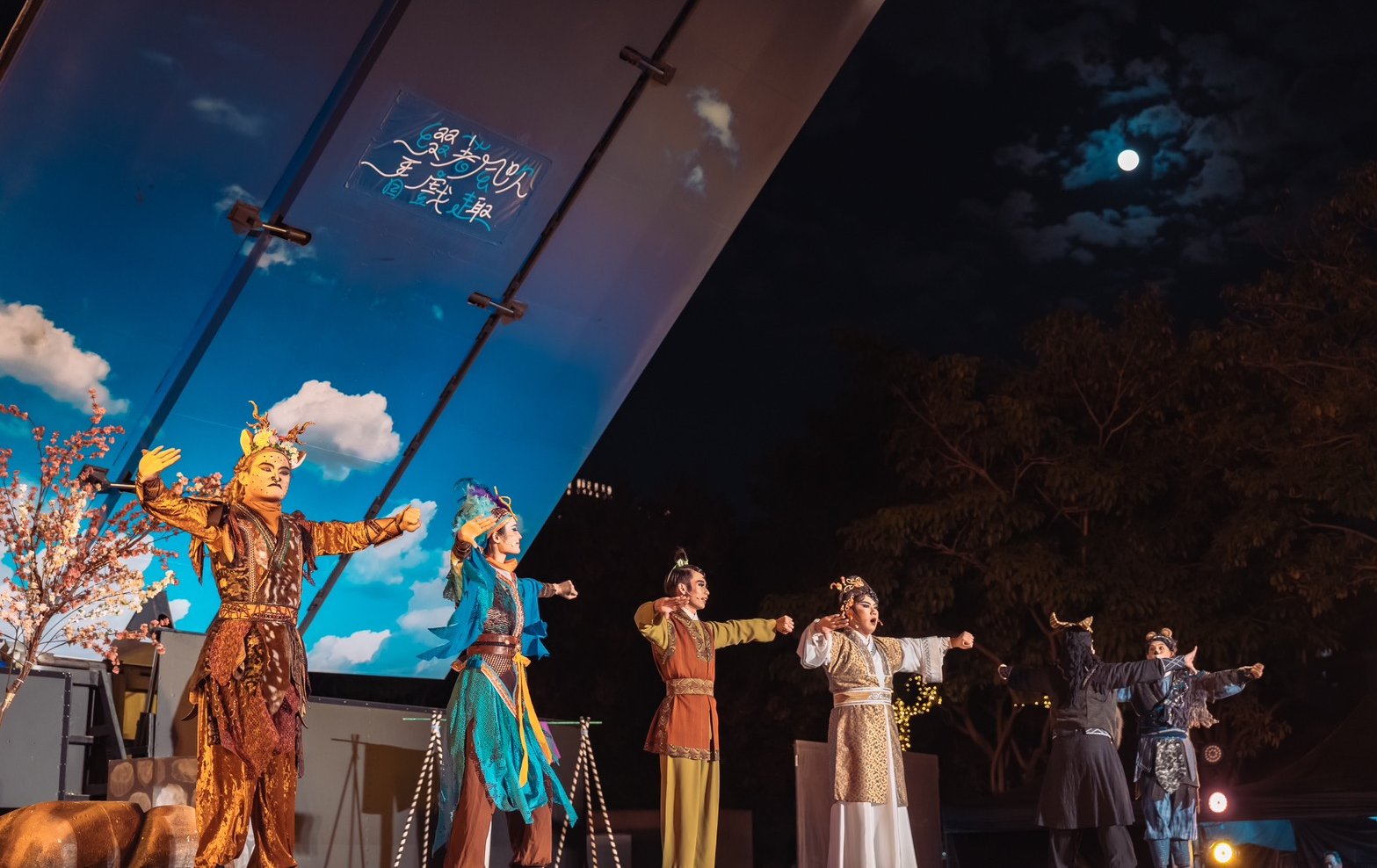 哇！歌仔戲變身卡車秀 《黑姑娘》台中開演 2000人嗨翻