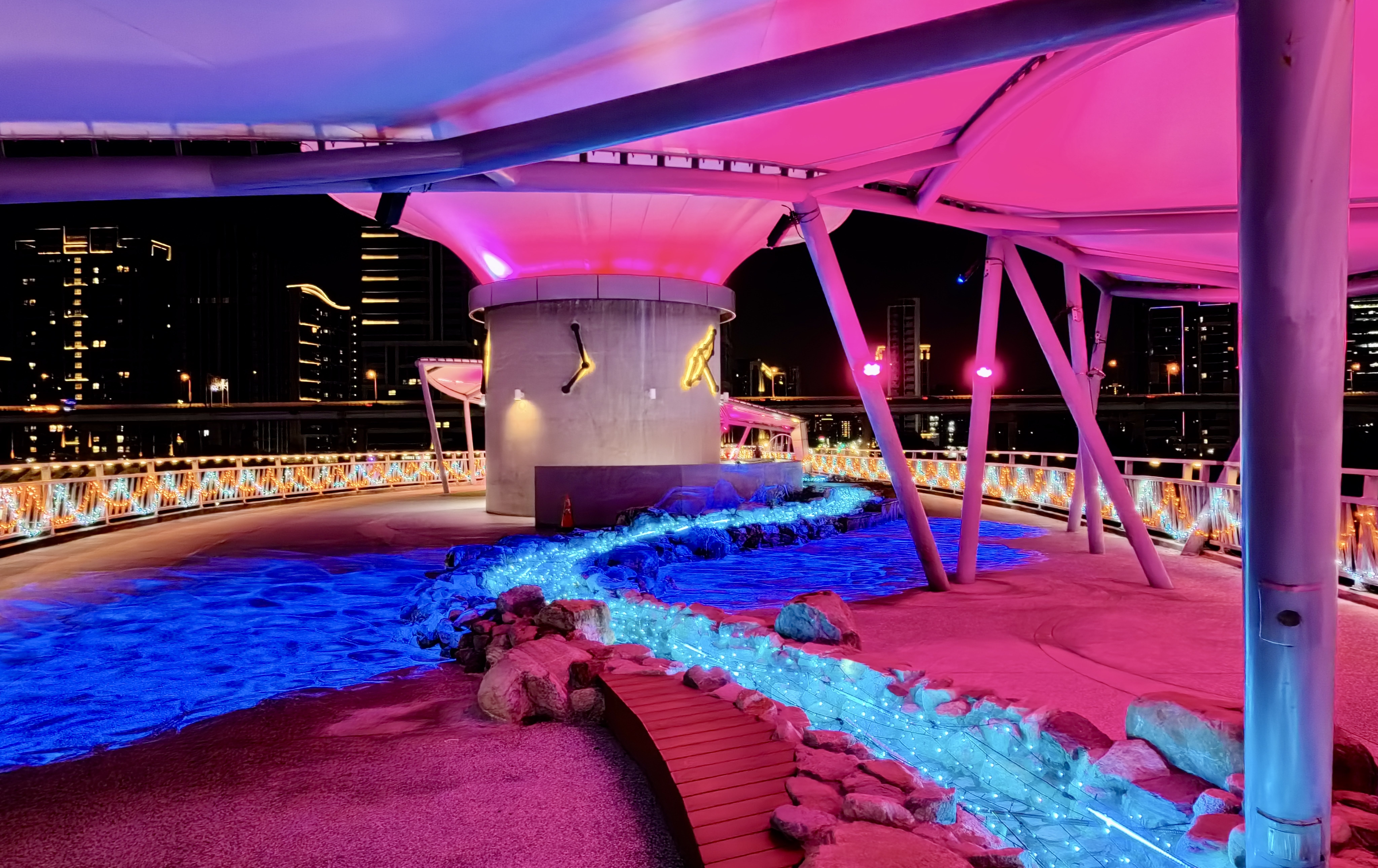 踏入夜空中的愛麗絲夢境！ 三重辰光橋情人節「星戀光影」夢幻點燈