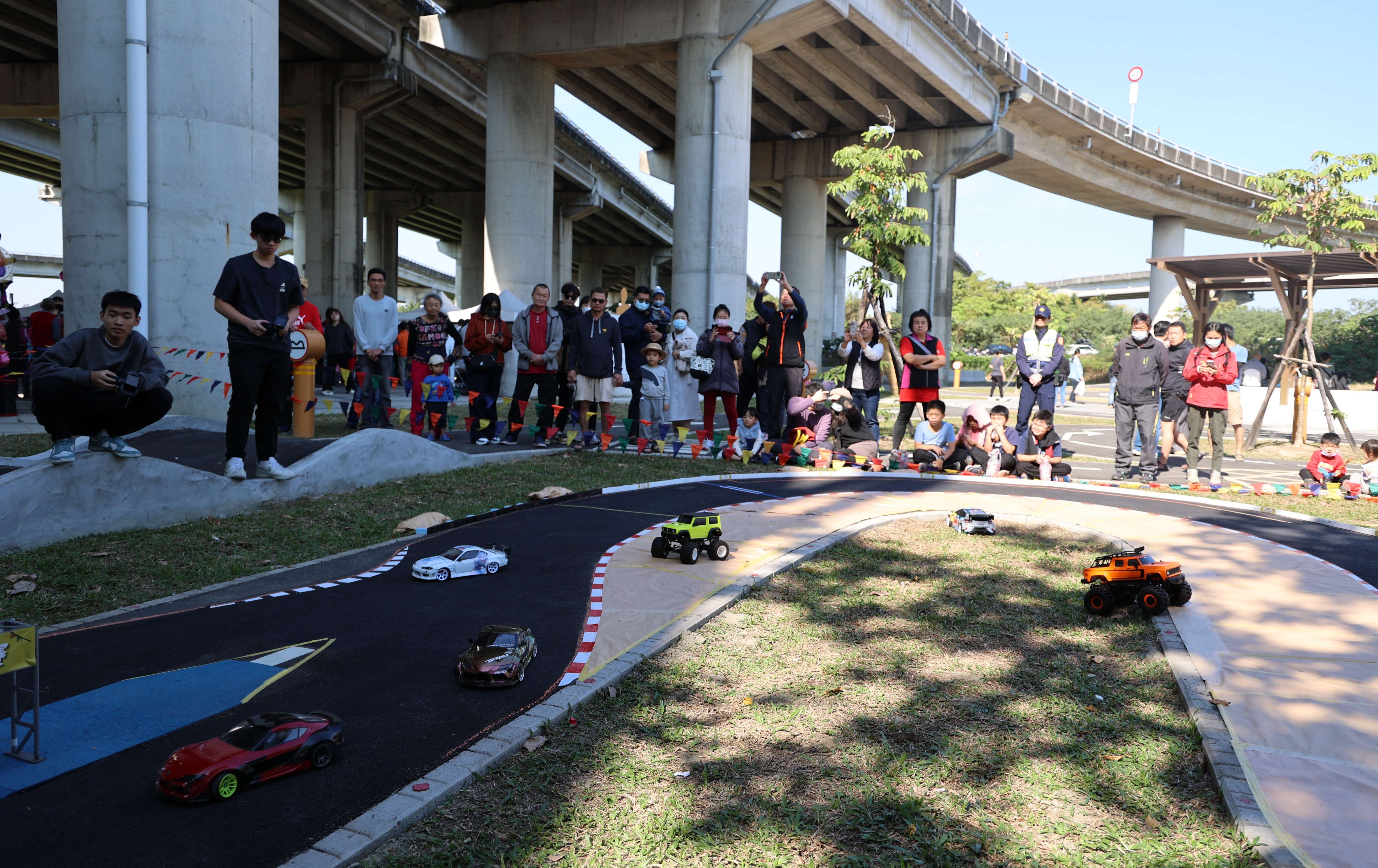雲林稻草變身大迷宮！大埤酸菜季開趴 RC遙控車飆速超好玩
