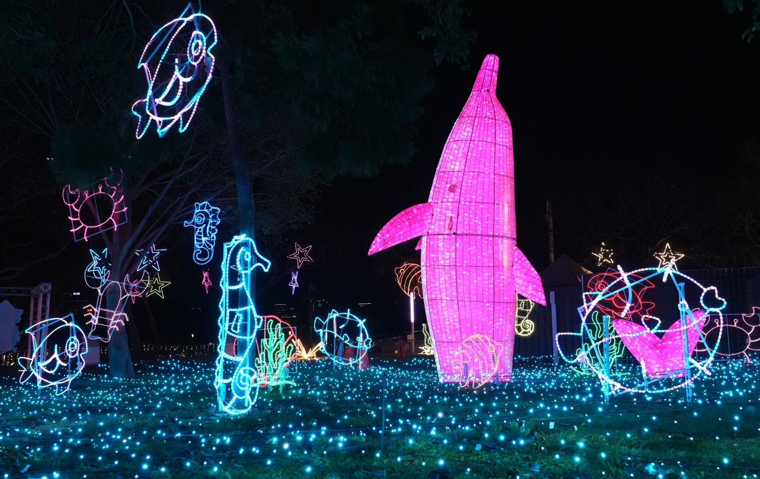 中台灣燈會破百萬人次！民政燈區幸福祈願村展現台中山海屯城魅力