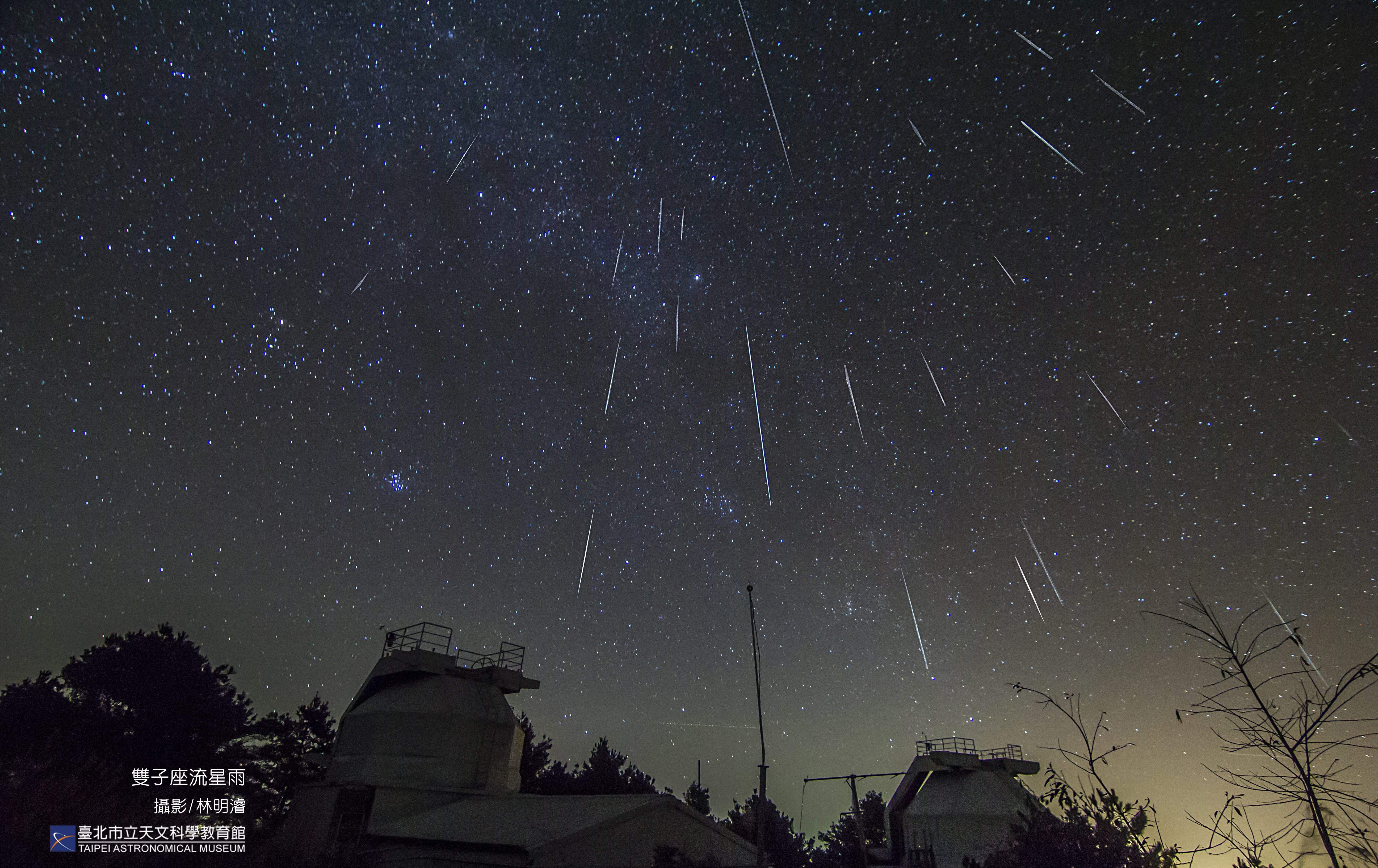 2026夜空好精彩！月全食、流星雨、行星合都看得到