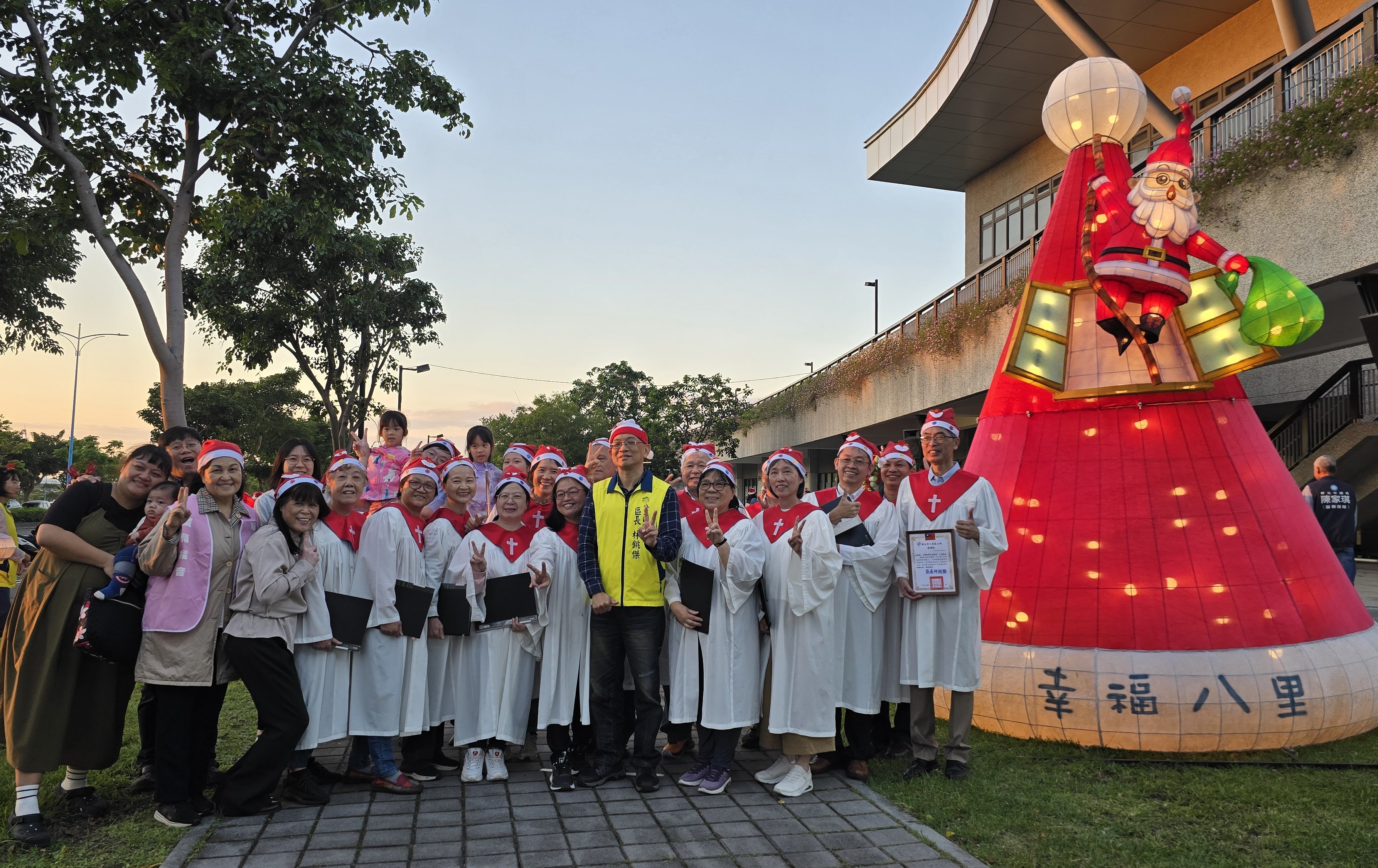 八里聖誕幸福光園璀璨點燈 行政中心變身浪漫聖誕村