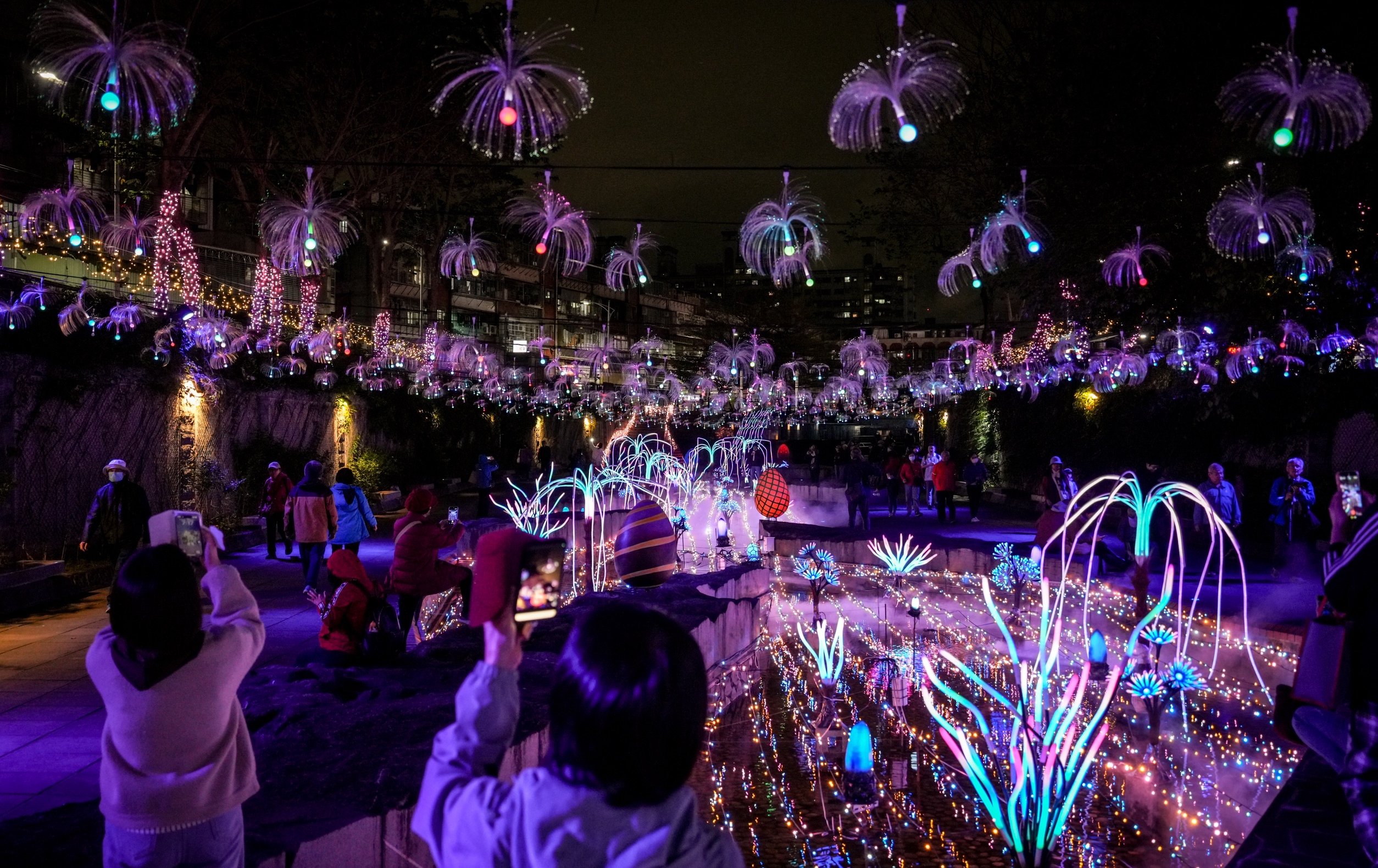 夢幻星河點亮新莊！ 中港大排光雕展盛大開幕 300萬盞燈火打造浪漫白色情人節