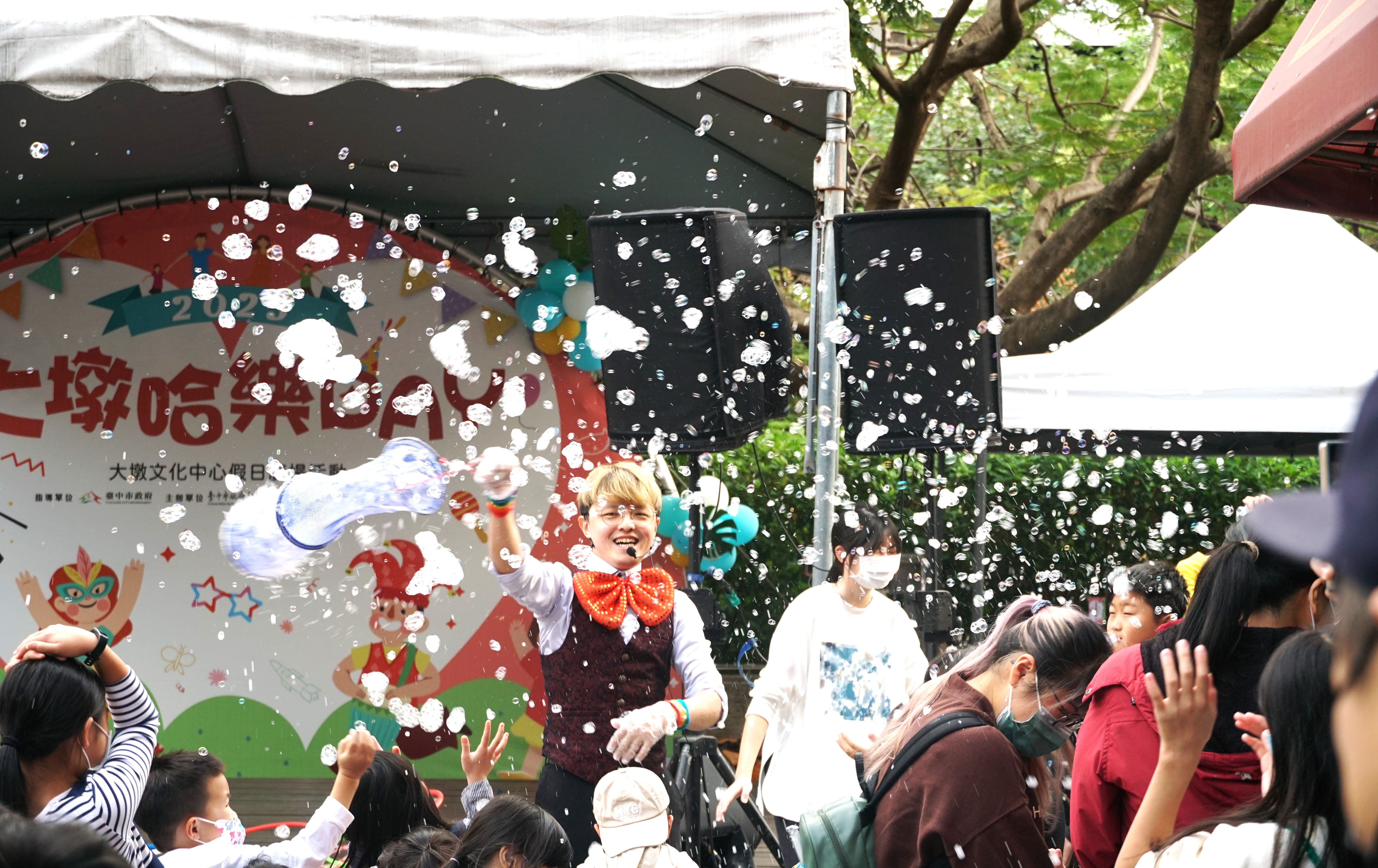 中市藝文場館耶誕歡樂登場！ 耶誕樹裝置、市集與手作活動邀民眾同樂