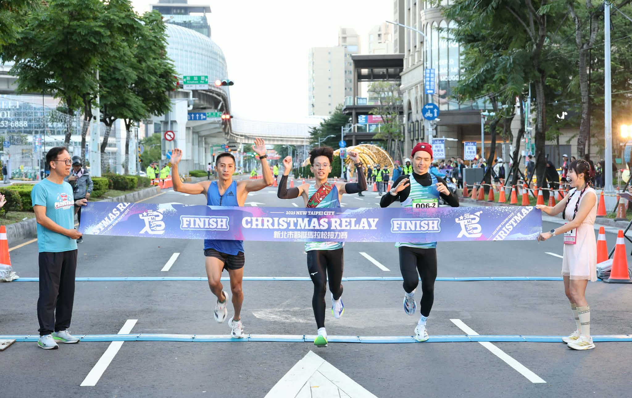 新北耶誕城接力賽超嗨！清晨亮燈 600隊熱血開跑