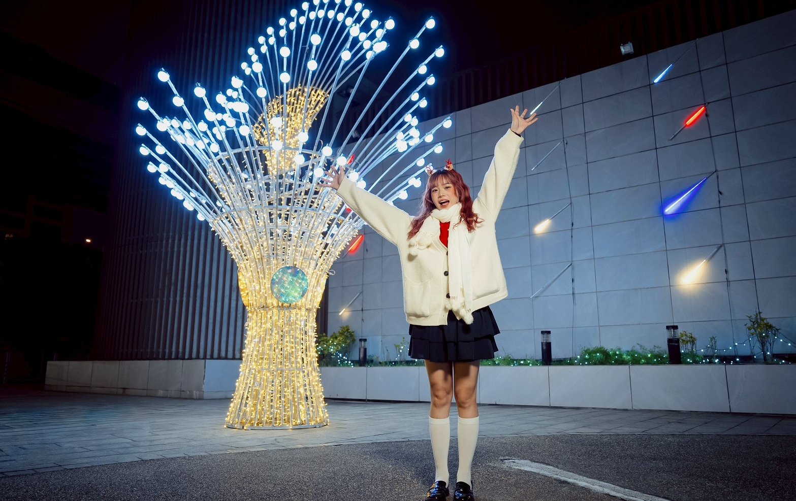 4米高夢幻花束盛開！ 中港大排、鴨母港溝點亮絕美耶誕燈海