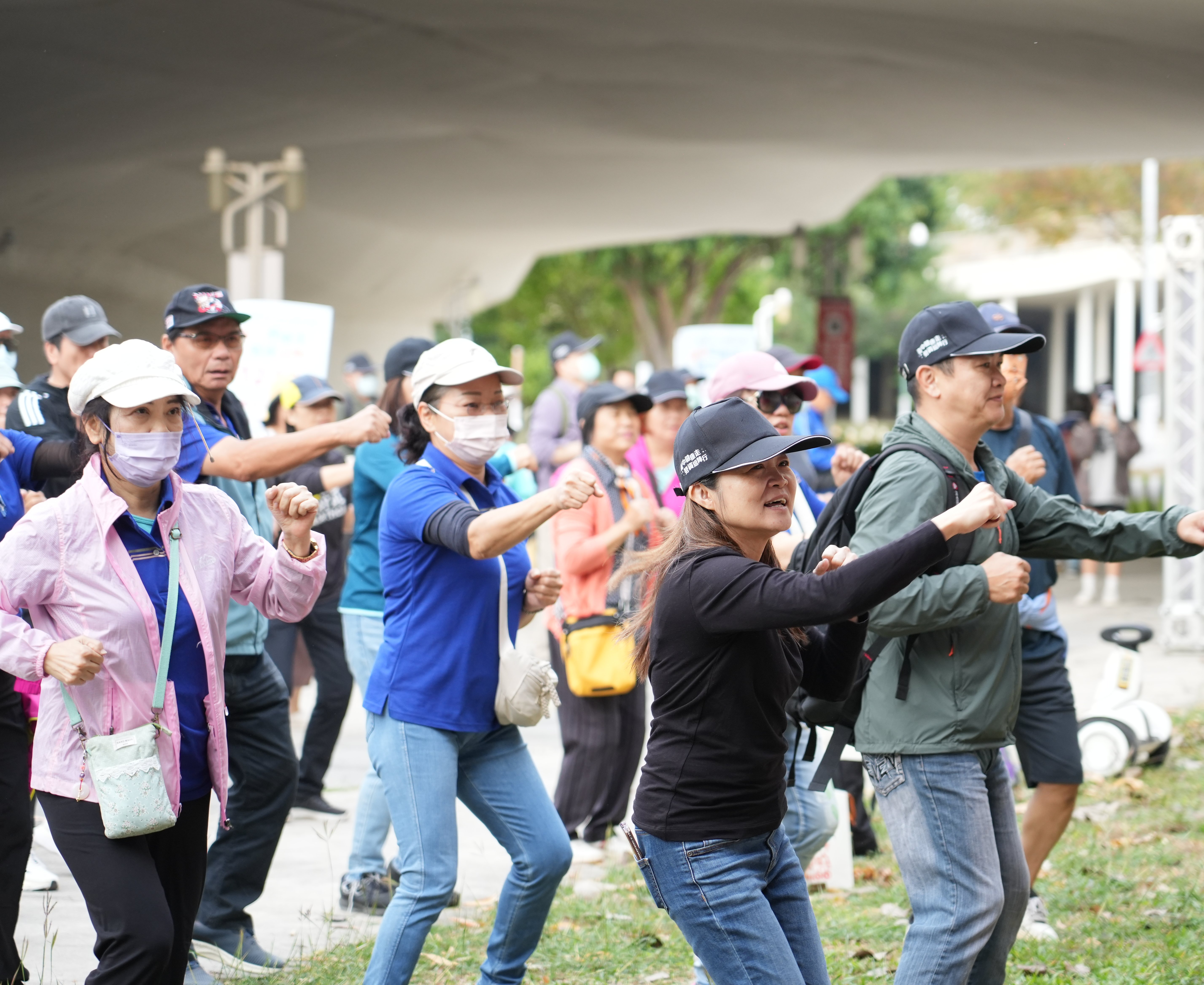 勞資逗陣行！台中中央公園千人健走 促健康、學權益，抽70吋電視嗨翻！