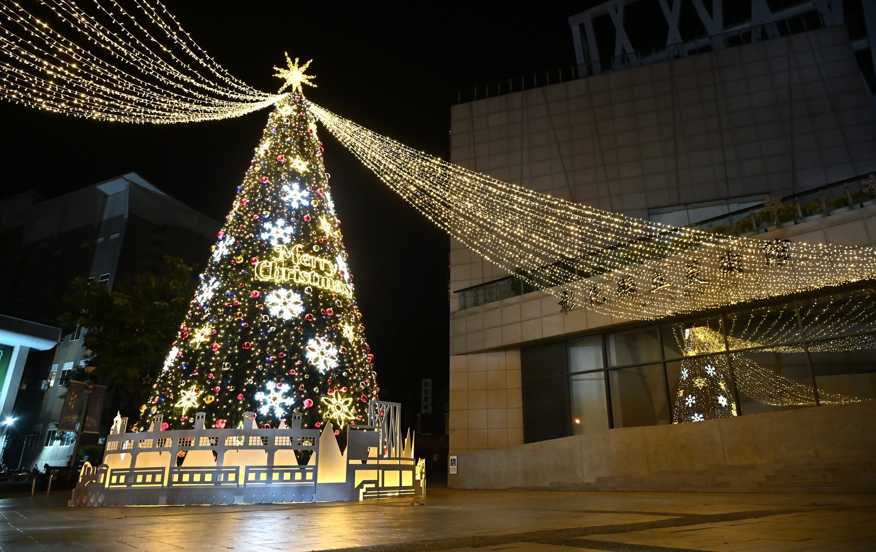 彰化聖誕嘉年華12/14華麗點燈 10米聖誕樹閃耀夜空 緊接著迎來月影燈季！