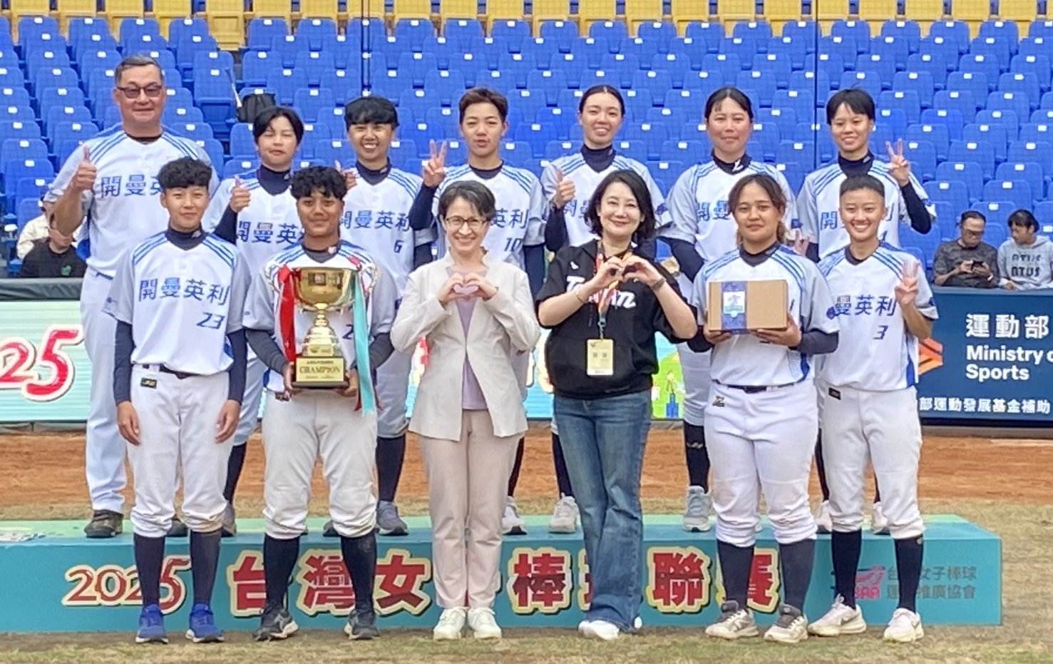 2025台灣女子棒球聯賽首登洲際球場 台中見證女力綻放光芒